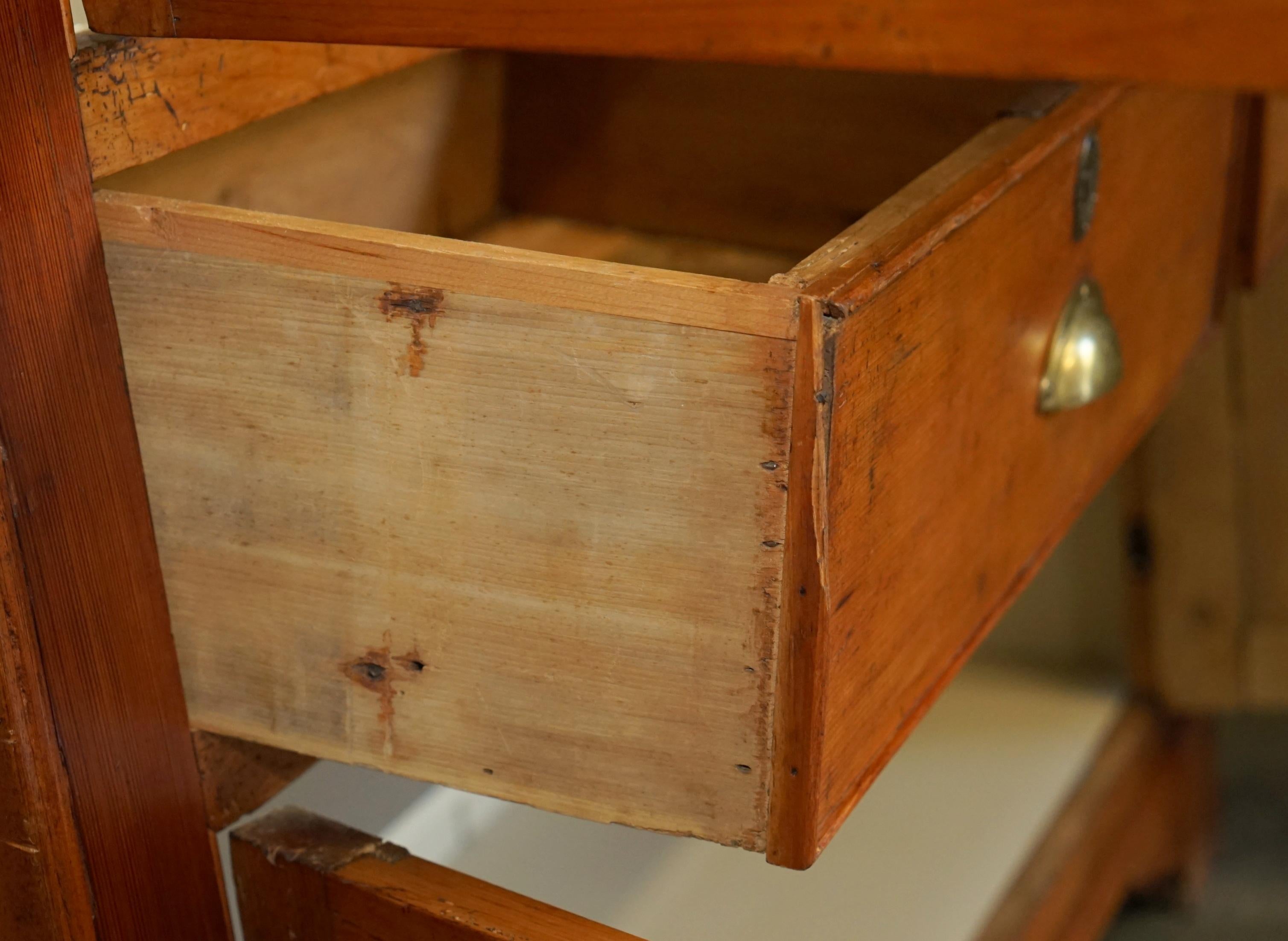 PERFEKT GEORGISCHES CIRCA 1780 GEFÄLSCHTER KIEFERHAUSHALTERSCHRANK in ANTiQUEFORM im Angebot 11