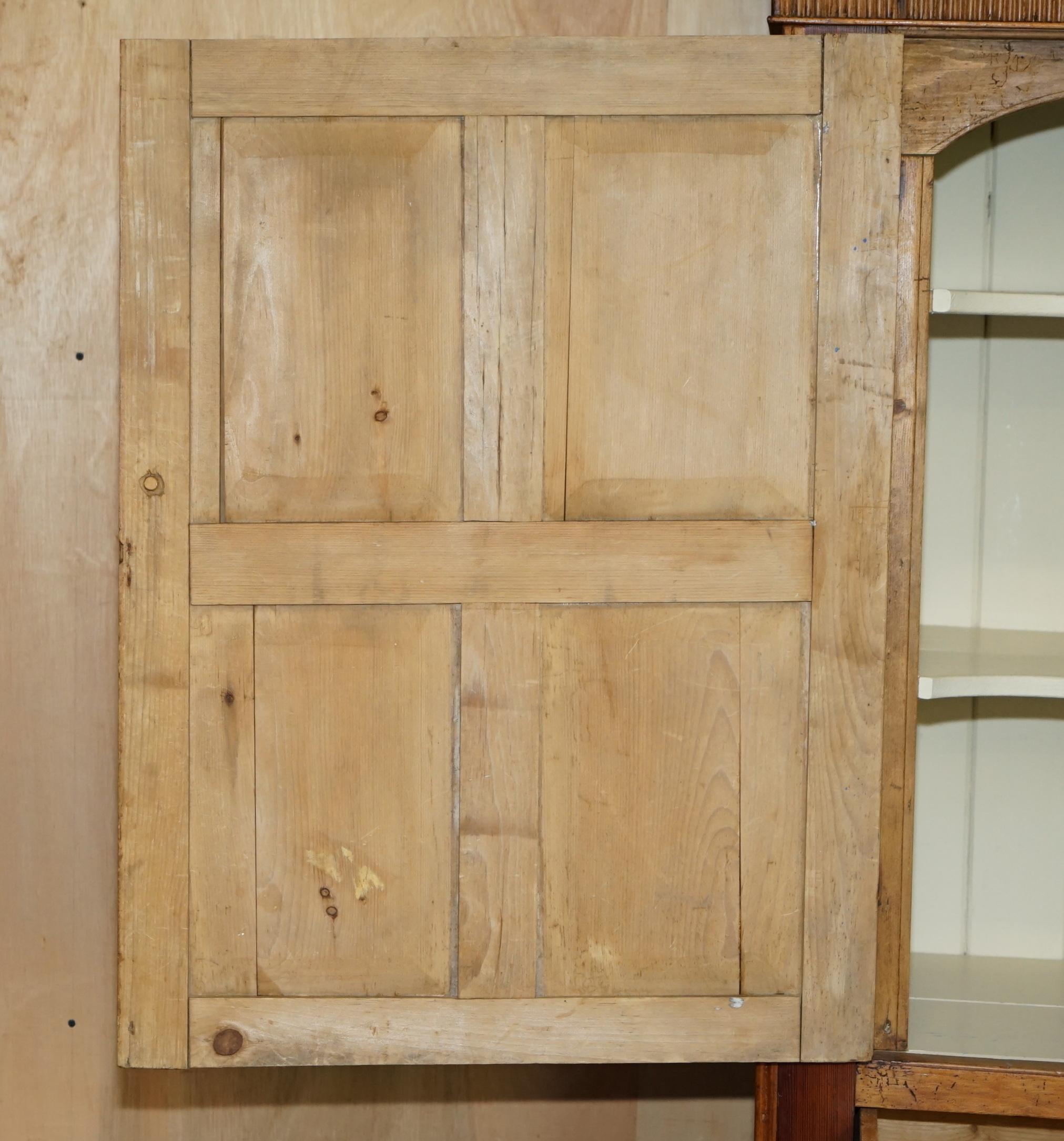 PERFEKT GEORGISCHES CIRCA 1780 GEFÄLSCHTER KIEFERHAUSHALTERSCHRANK in ANTiQUEFORM im Angebot 12