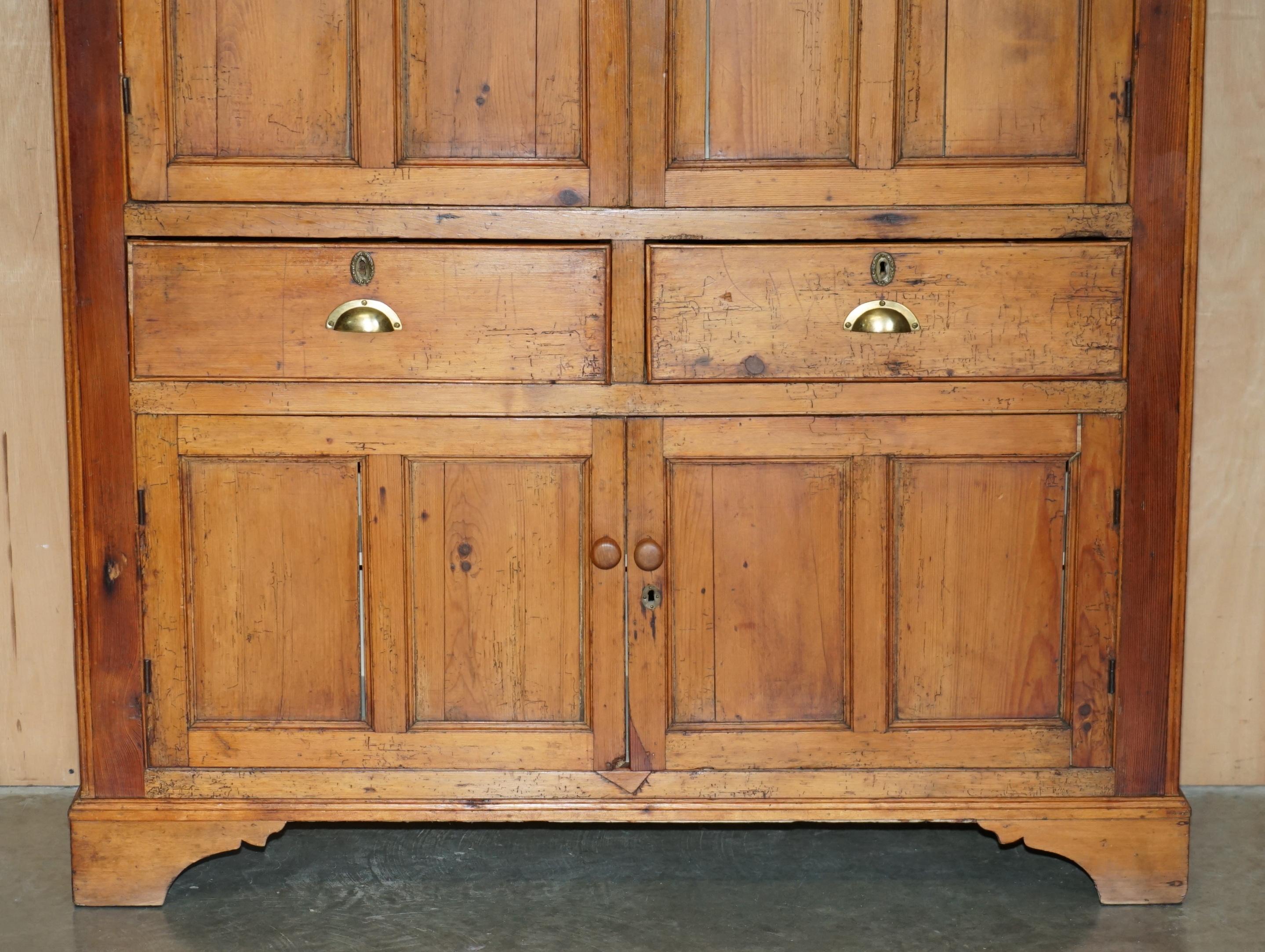 PERFEKT GEORGISCHES CIRCA 1780 GEFÄLSCHTER KIEFERHAUSHALTERSCHRANK in ANTiQUEFORM (Georgian) im Angebot