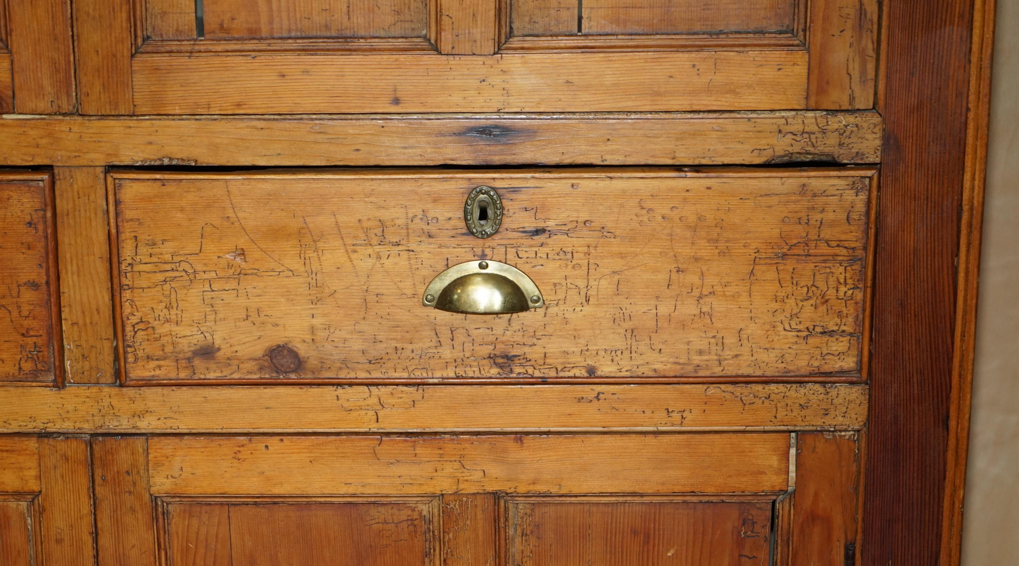 PERFEKT GEORGISCHES CIRCA 1780 GEFÄLSCHTER KIEFERHAUSHALTERSCHRANK in ANTiQUEFORM (Englisch) im Angebot