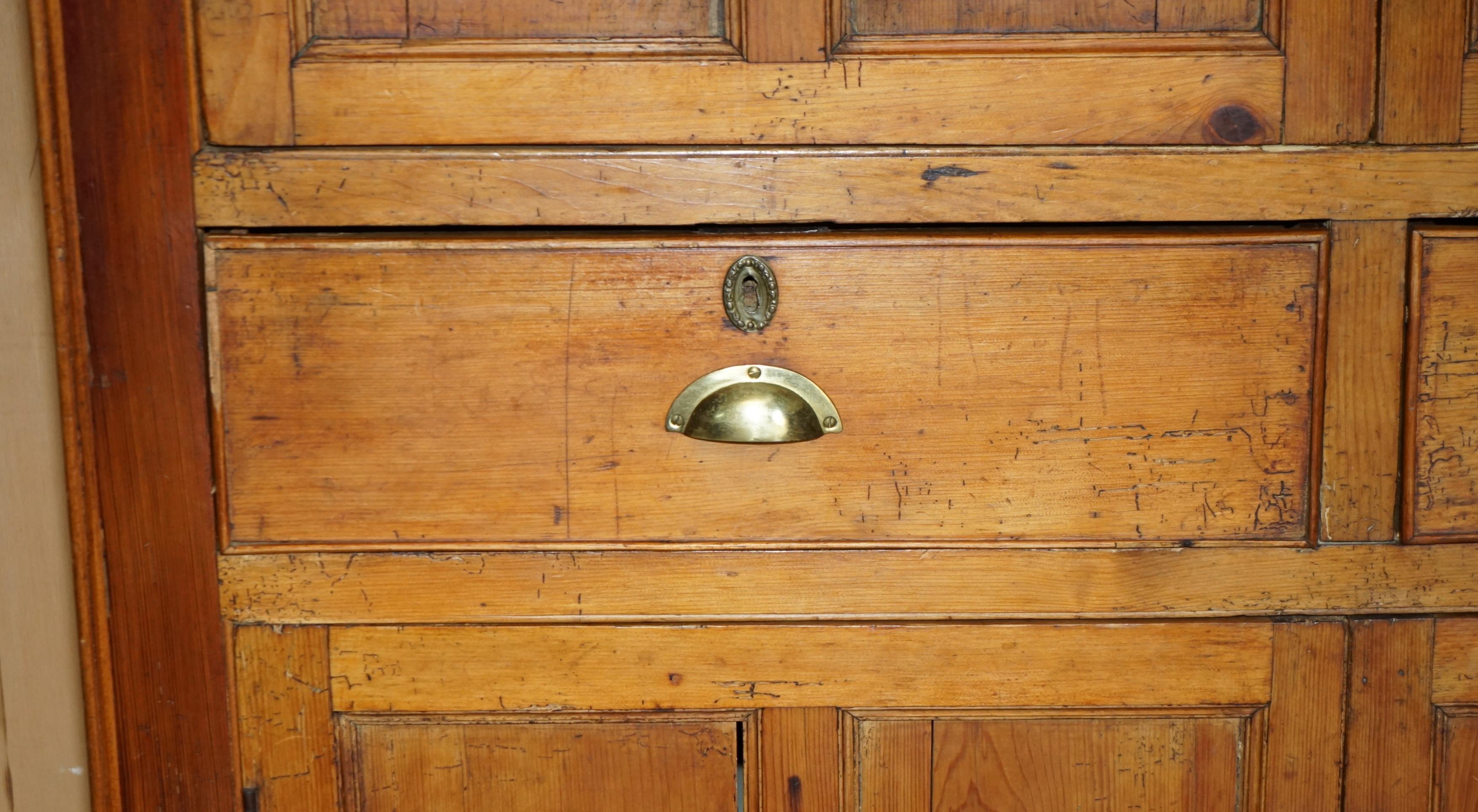 PERFEKT GEORGISCHES CIRCA 1780 GEFÄLSCHTER KIEFERHAUSHALTERSCHRANK in ANTiQUEFORM (Handgefertigt) im Angebot