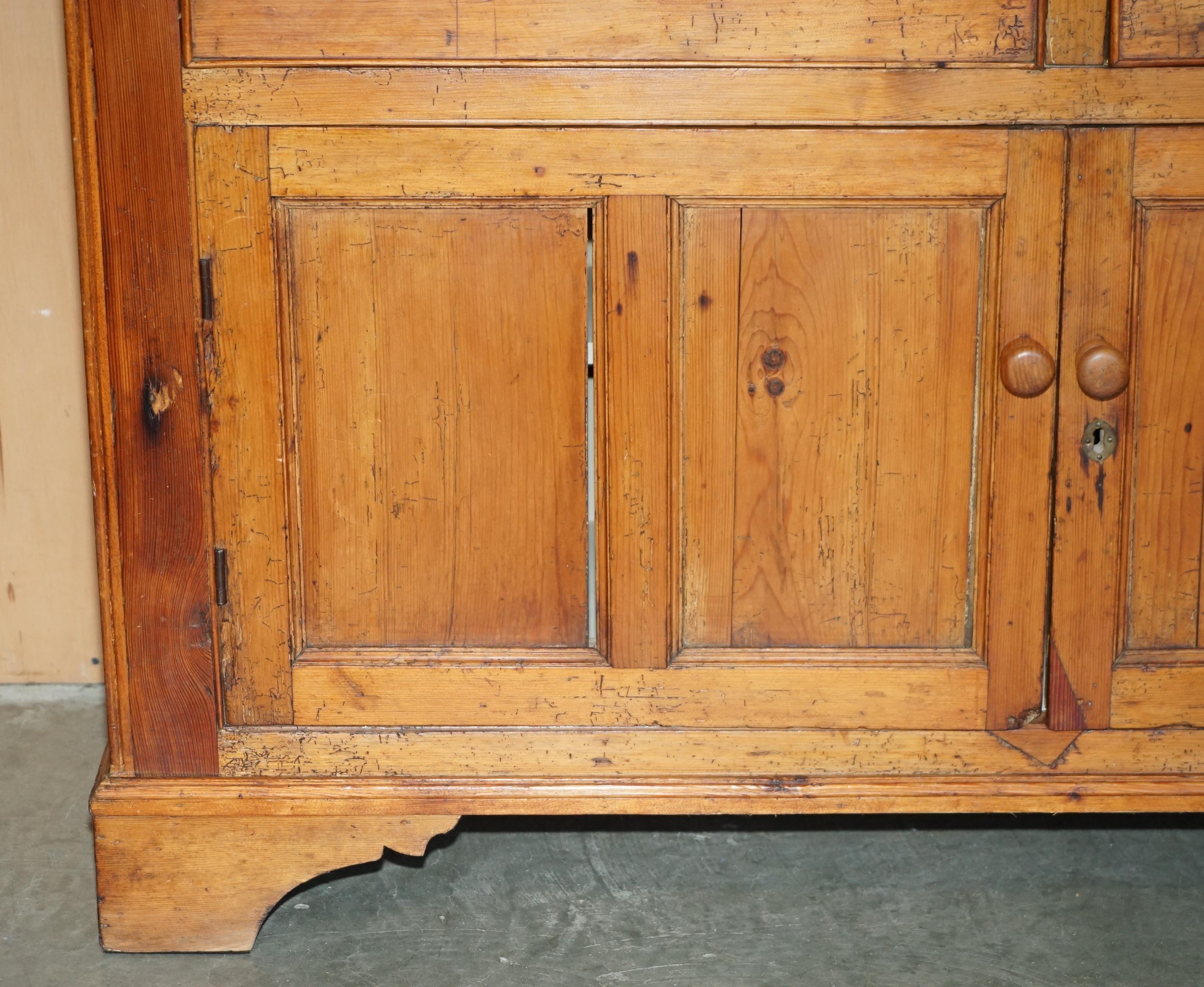 PERFEKT GEORGISCHES CIRCA 1780 GEFÄLSCHTER KIEFERHAUSHALTERSCHRANK in ANTiQUEFORM im Zustand „Gut“ im Angebot in West Sussex, Pulborough