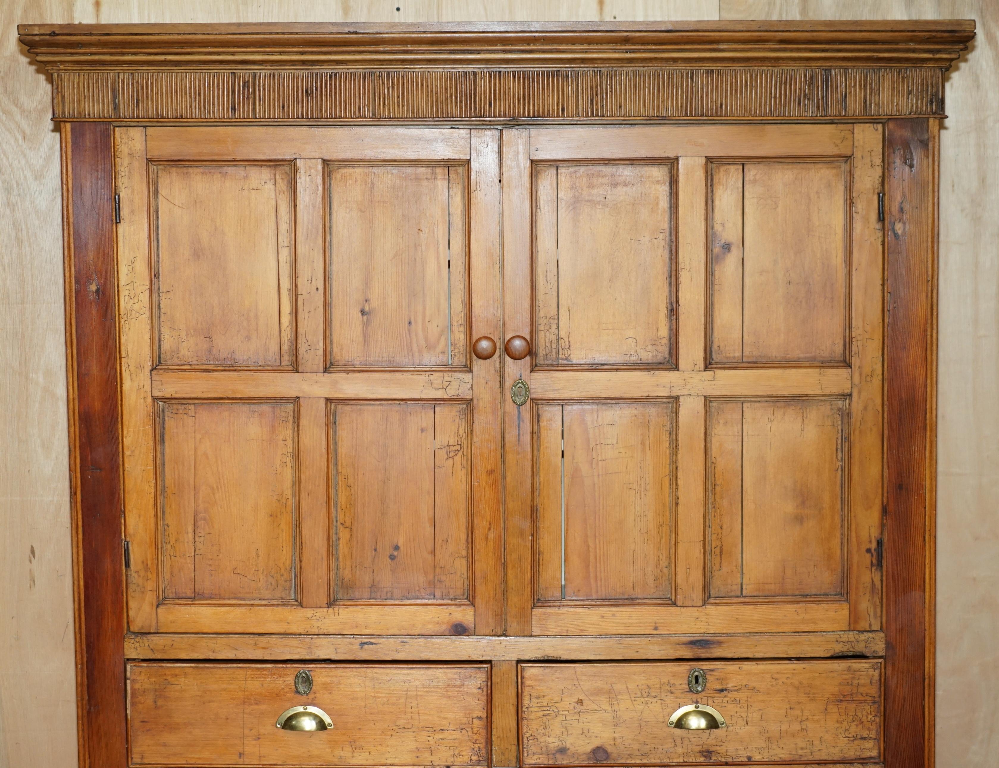 PERFEKT GEORGISCHES CIRCA 1780 GEFÄLSCHTER KIEFERHAUSHALTERSCHRANK in ANTiQUEFORM (Kiefernholz) im Angebot