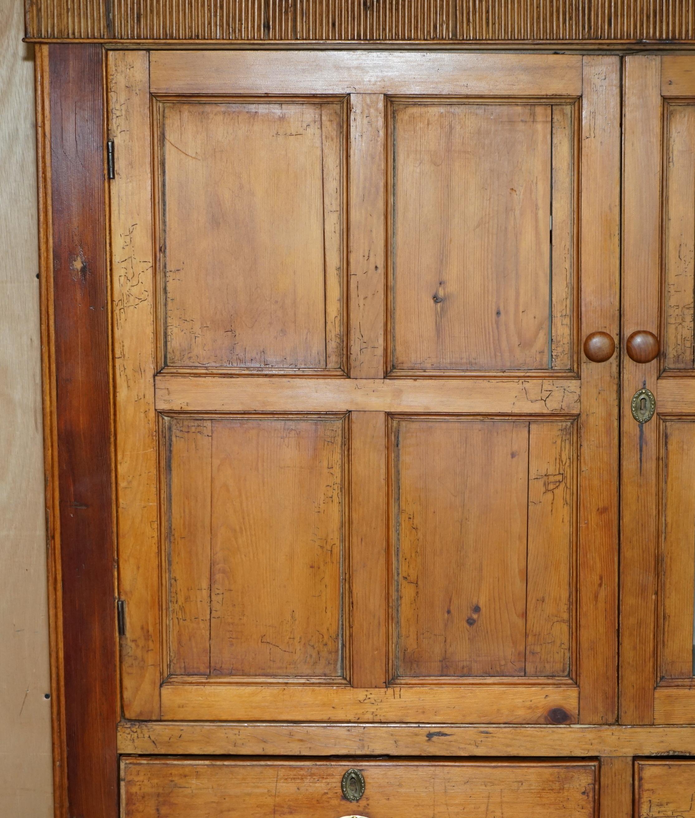 PERFEKT GEORGISCHES CIRCA 1780 GEFÄLSCHTER KIEFERHAUSHALTERSCHRANK in ANTiQUEFORM im Angebot 1