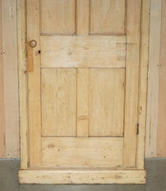 ARMOIRE DE MÉNAGE VICTORIENNE ANTIQUE EN PIN À PANNEAUX, DATANT DE 1880, DE FORME PARFAITE