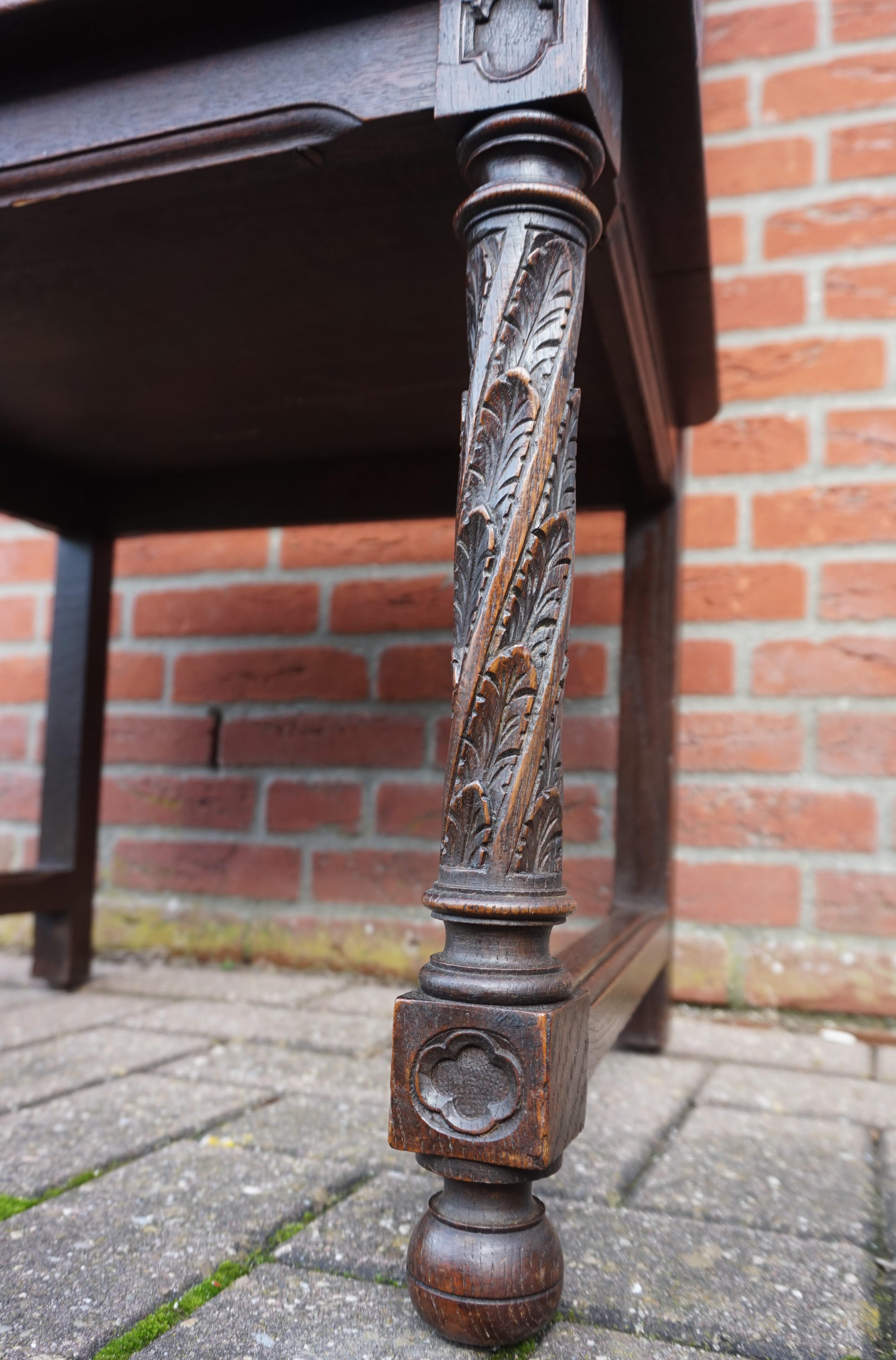 Chaise à bras Antique Revival parfaitement sculptée à la main et en superbe état en vente 1