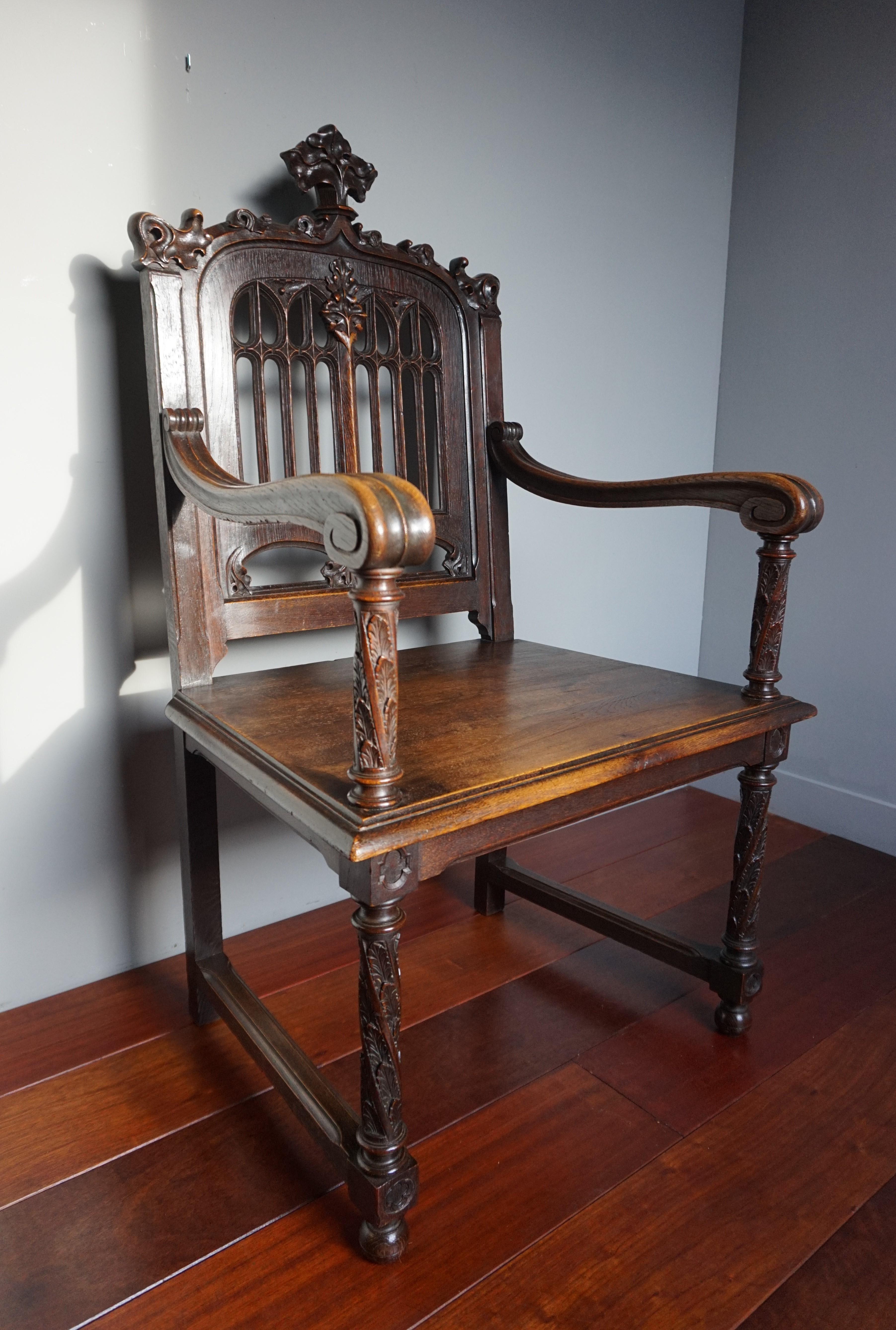 Chaise à bras Antique Revival parfaitement sculptée à la main et en superbe état en vente 3