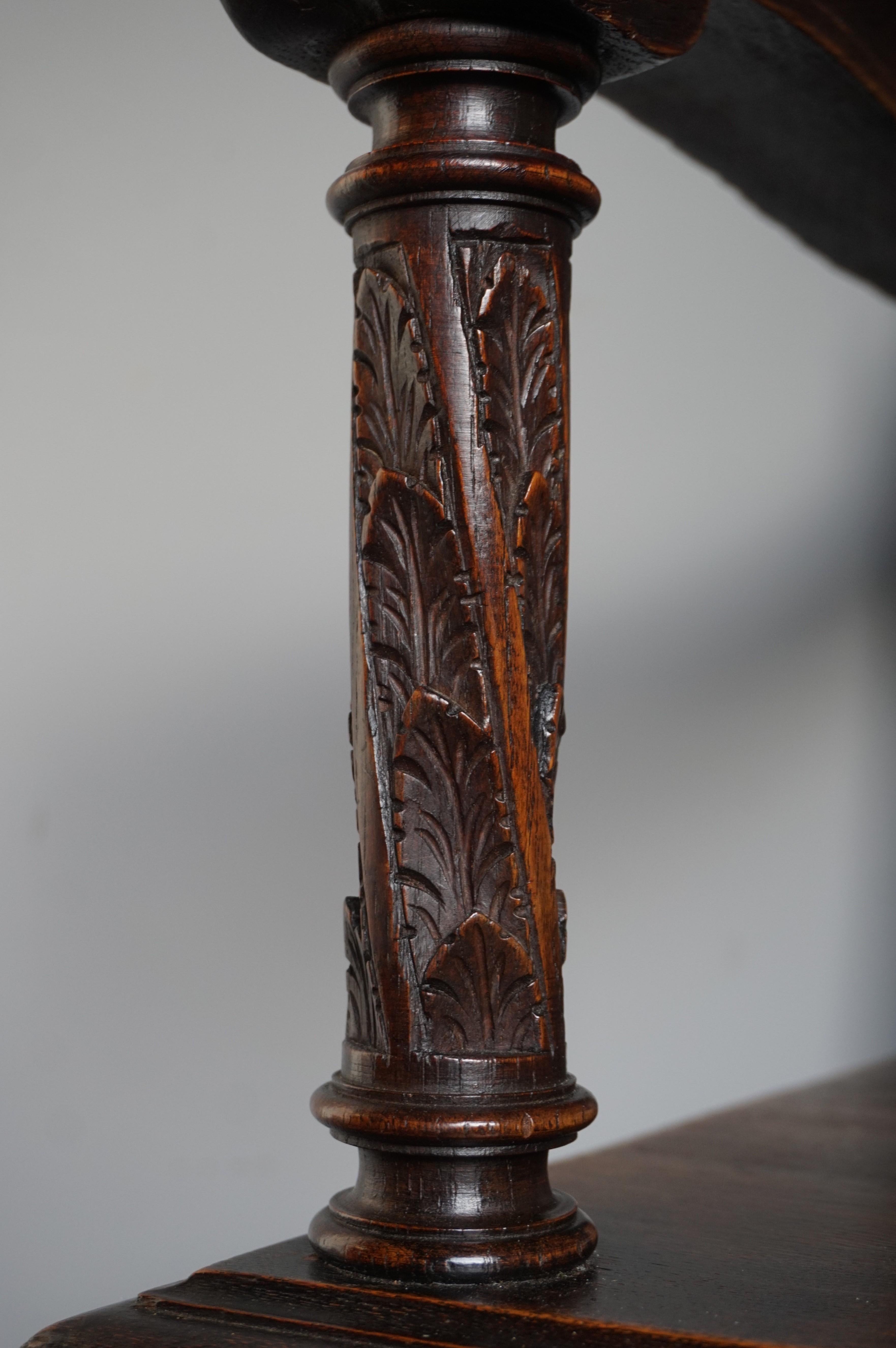 Chaise à bras Antique Revival parfaitement sculptée à la main et en superbe état en vente 9