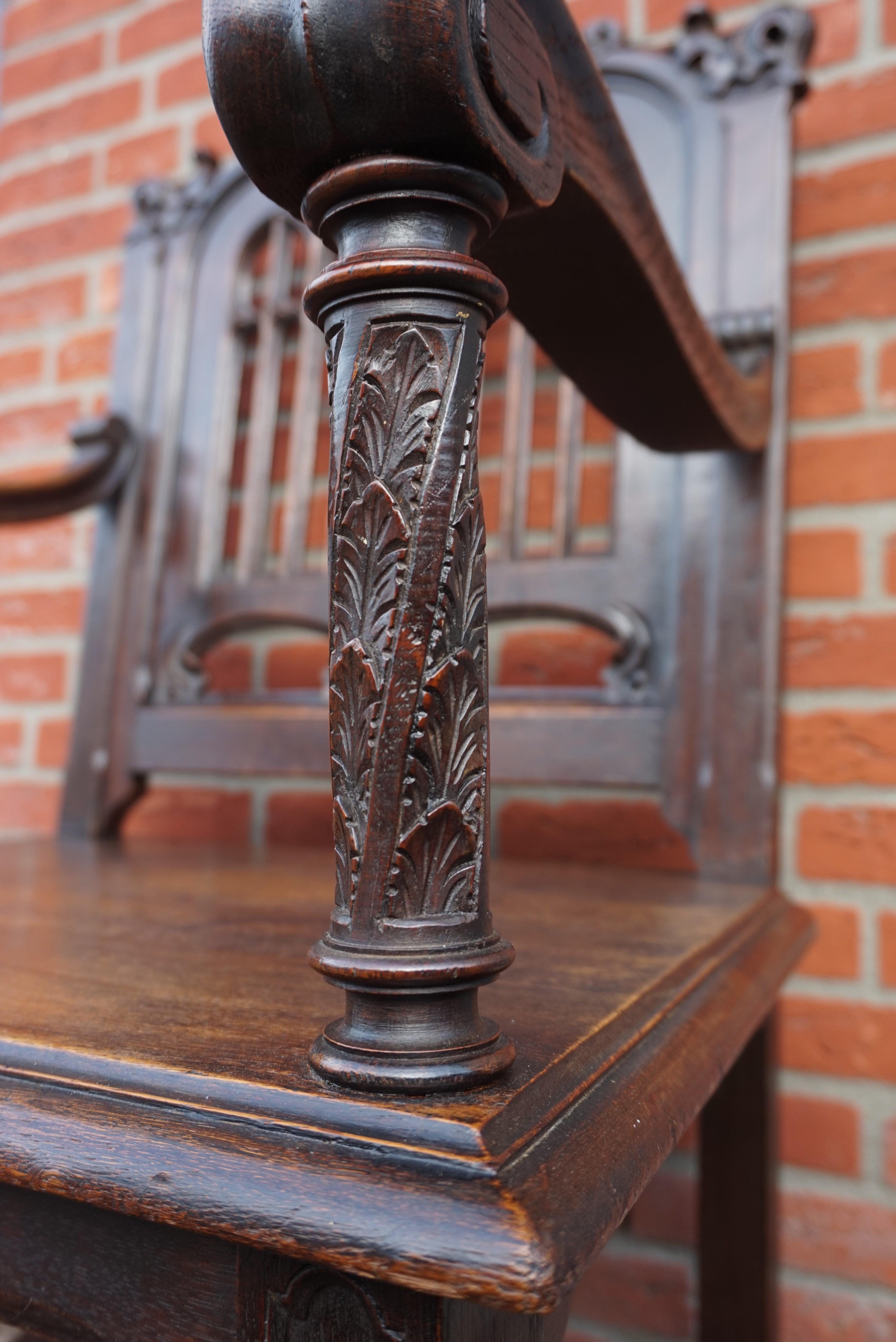 Chêne Chaise à bras Antique Revival parfaitement sculptée à la main et en superbe état en vente