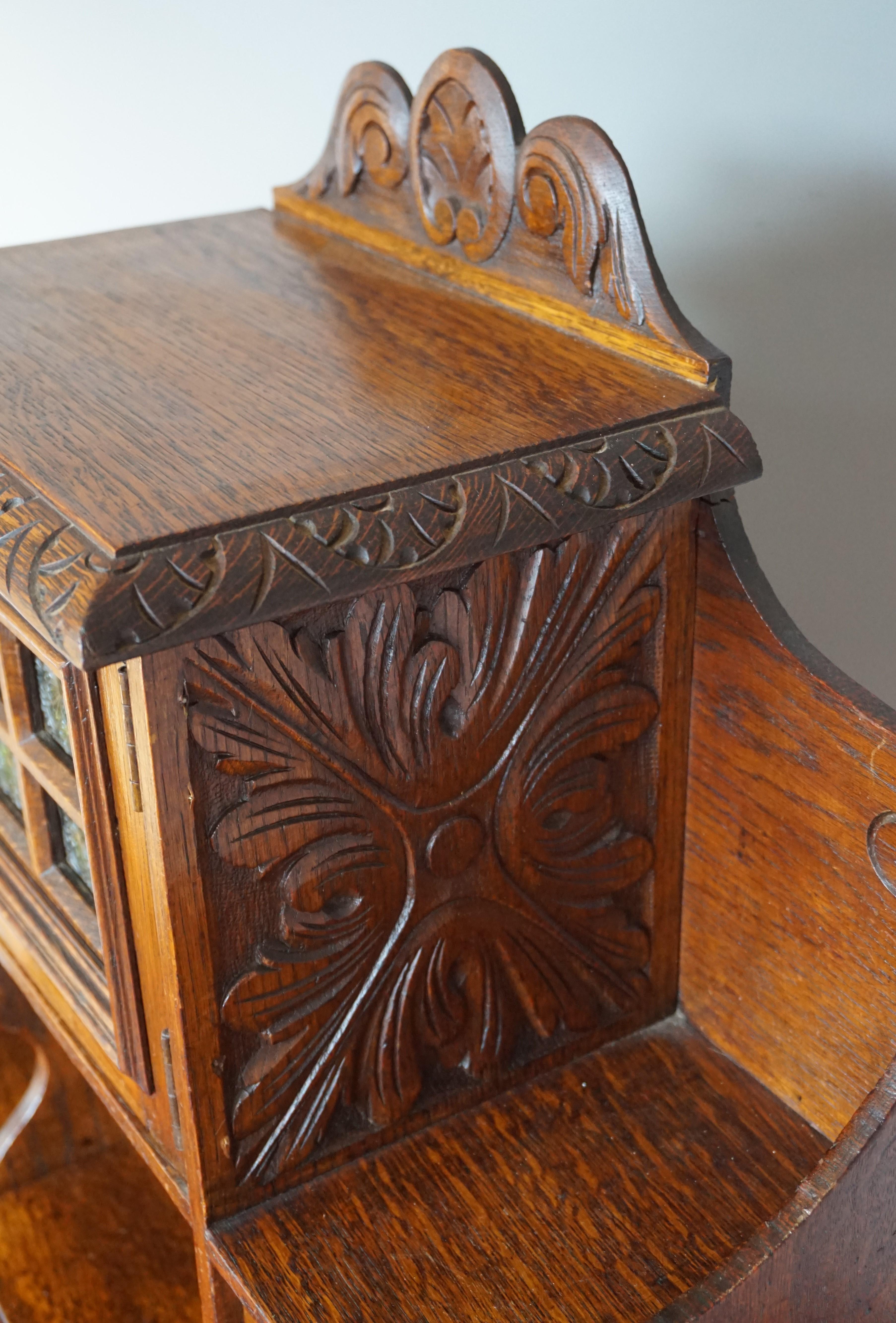 Perfectly Hand Carved Arts & Crafts Oak Ladies Desk with Red Leather Inlaid Top In Good Condition In Lisse, NL