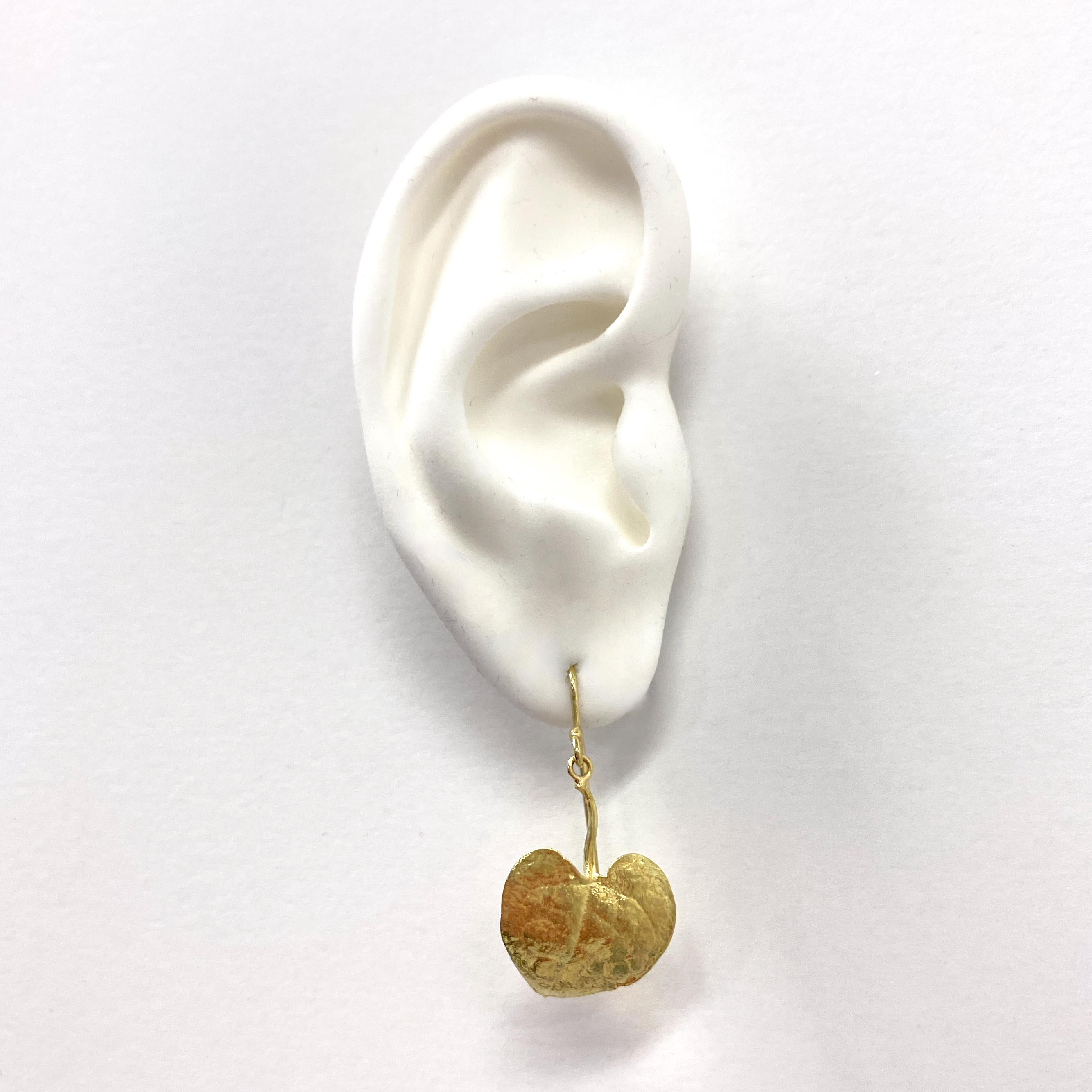 Perfectly Mismatched Leaf Dangle Earrings in 18 Karat Gold by Eytan Brandes In New Condition For Sale In Sherman Oaks, CA