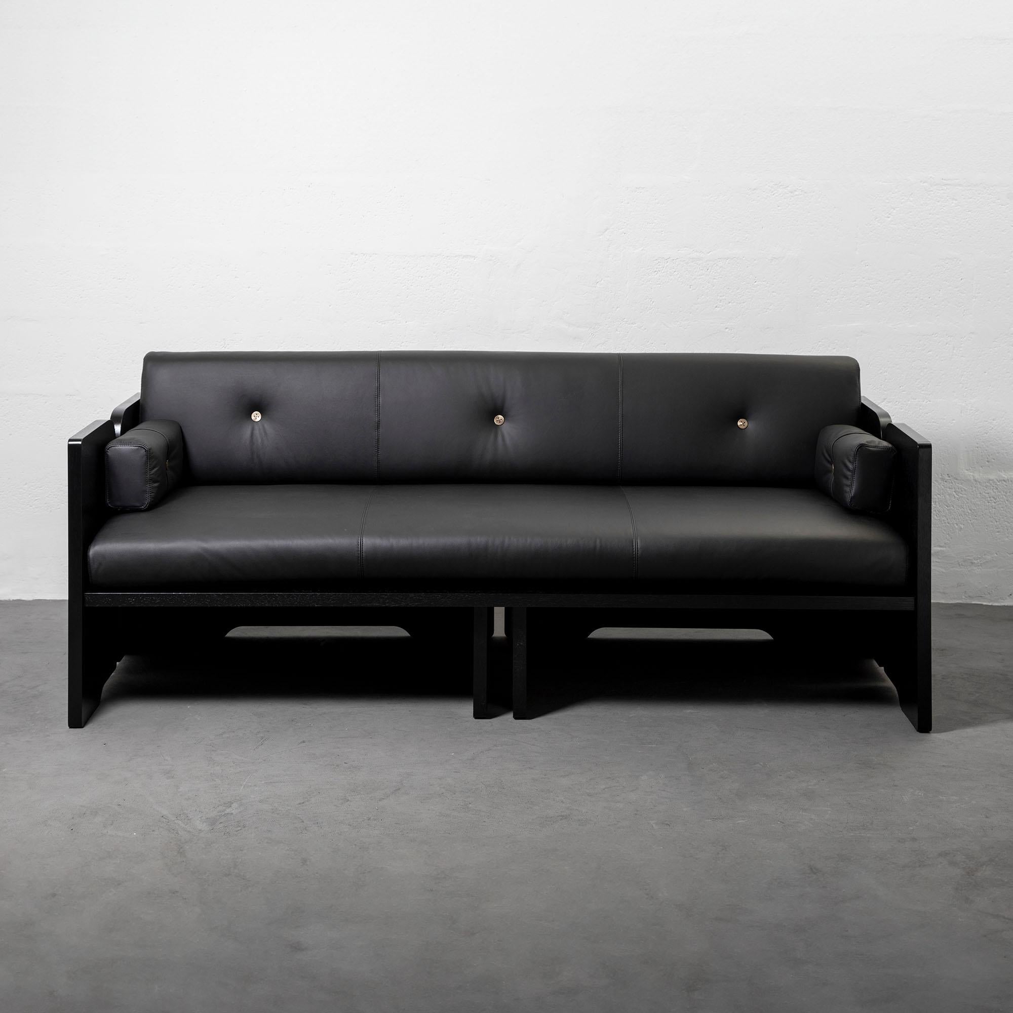 Divano a 3 posti Perfidia in Wood Wood, pelle e ottone invecchiato di Estudio Andean
Dimensioni: P 80 x L 194 x H 73 cm.
Materiali: Acciaio, bronzo, ottone, legno di Wood e pelle.

Disponibile in diverse opzioni di finitura. Personalizzazioni