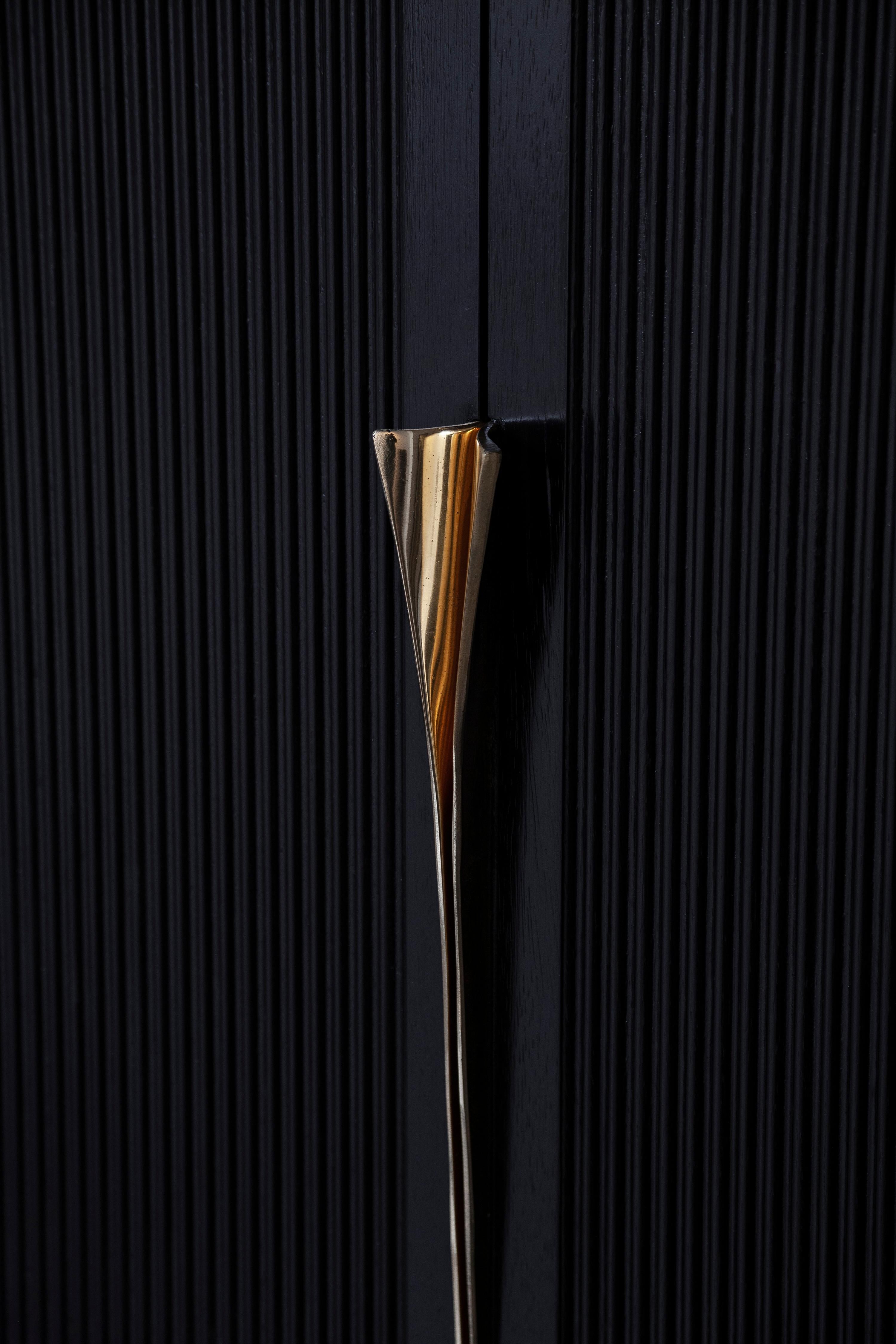 Mueble Bar Perfidia en Madera Maciza con Detalles en Bronce Fundido by Estudio Andean Posmoderno en venta