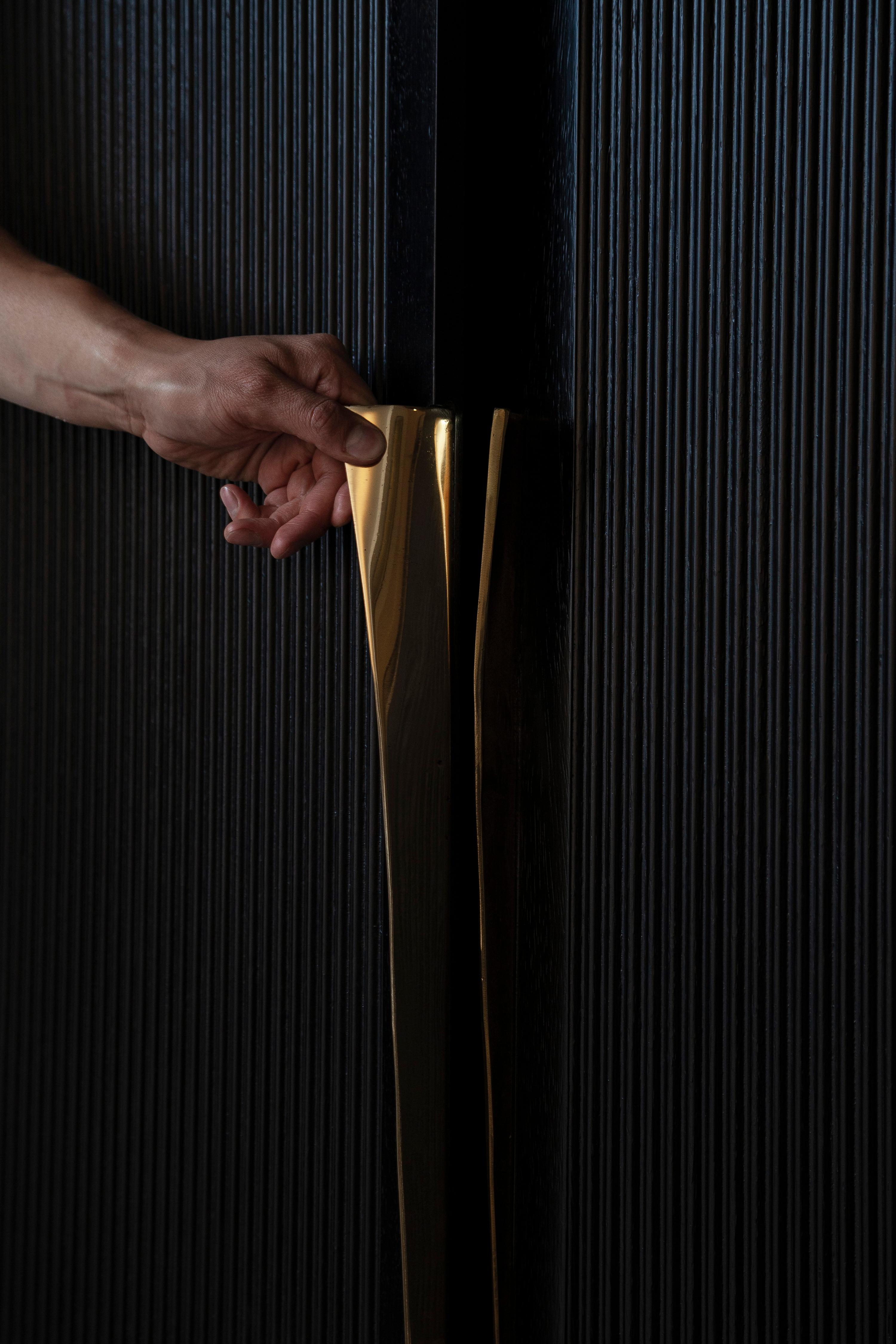 Mueble Bar Perfidia en Madera Maciza con Detalles en Bronce Fundido by Estudio Andean Ecuatoriano en venta