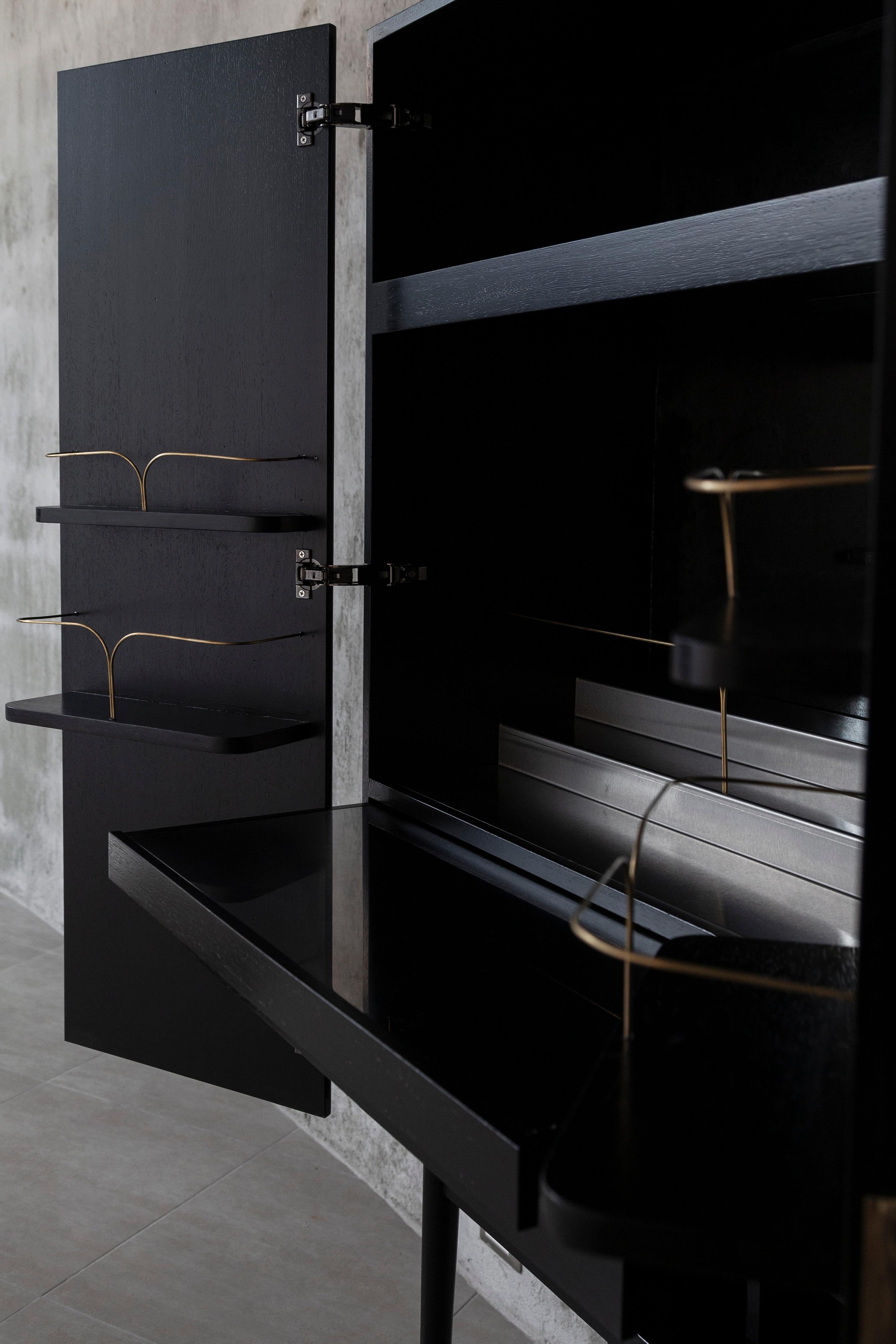 Mueble Bar Perfidia en Madera Maciza con Detalles en Bronce Fundido by Estudio Andean Otro en venta