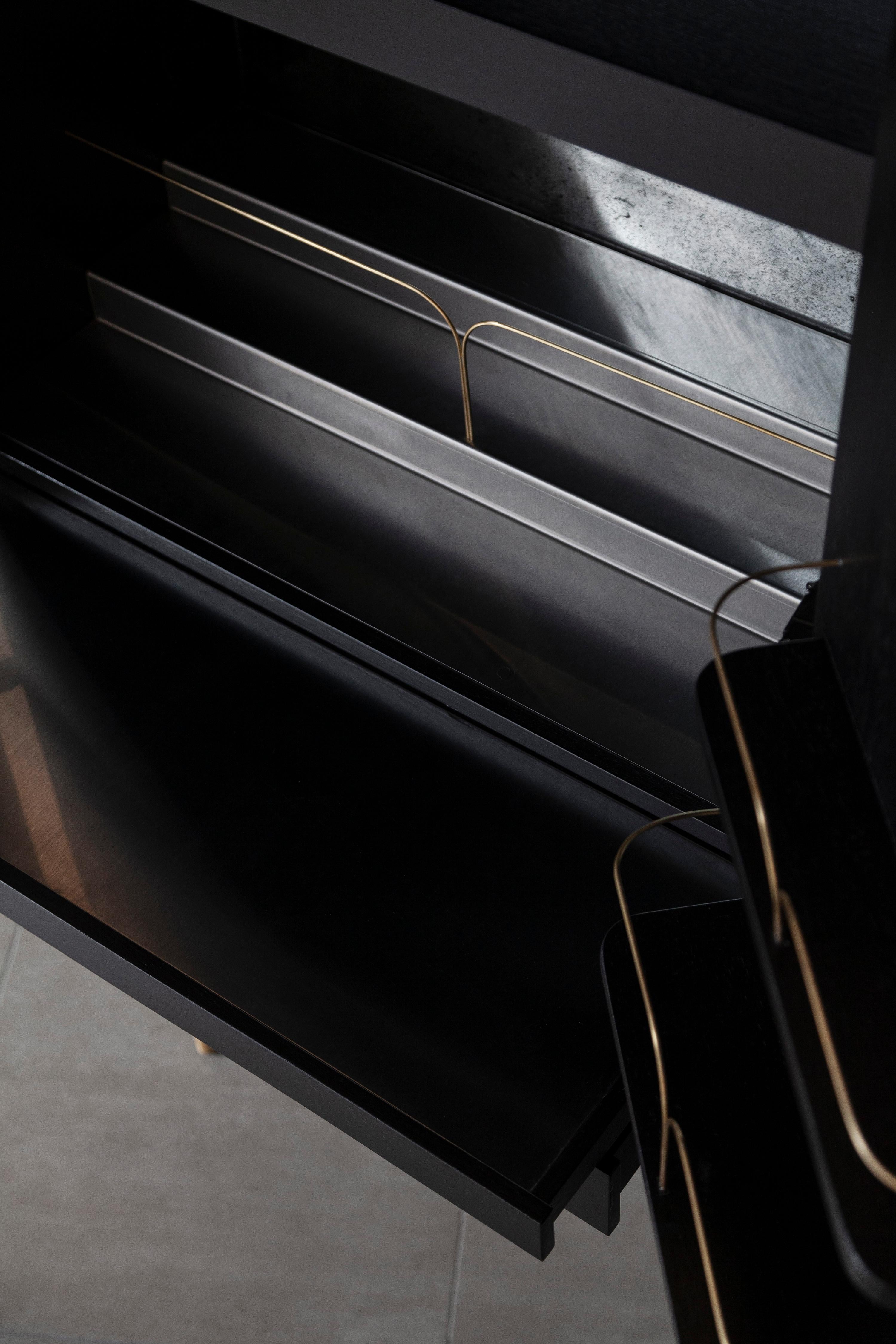 Mueble Bar Perfidia en Madera Maciza con Detalles en Bronce Fundido by Estudio Andean en Nuevo estado para la venta en Geneve, CH