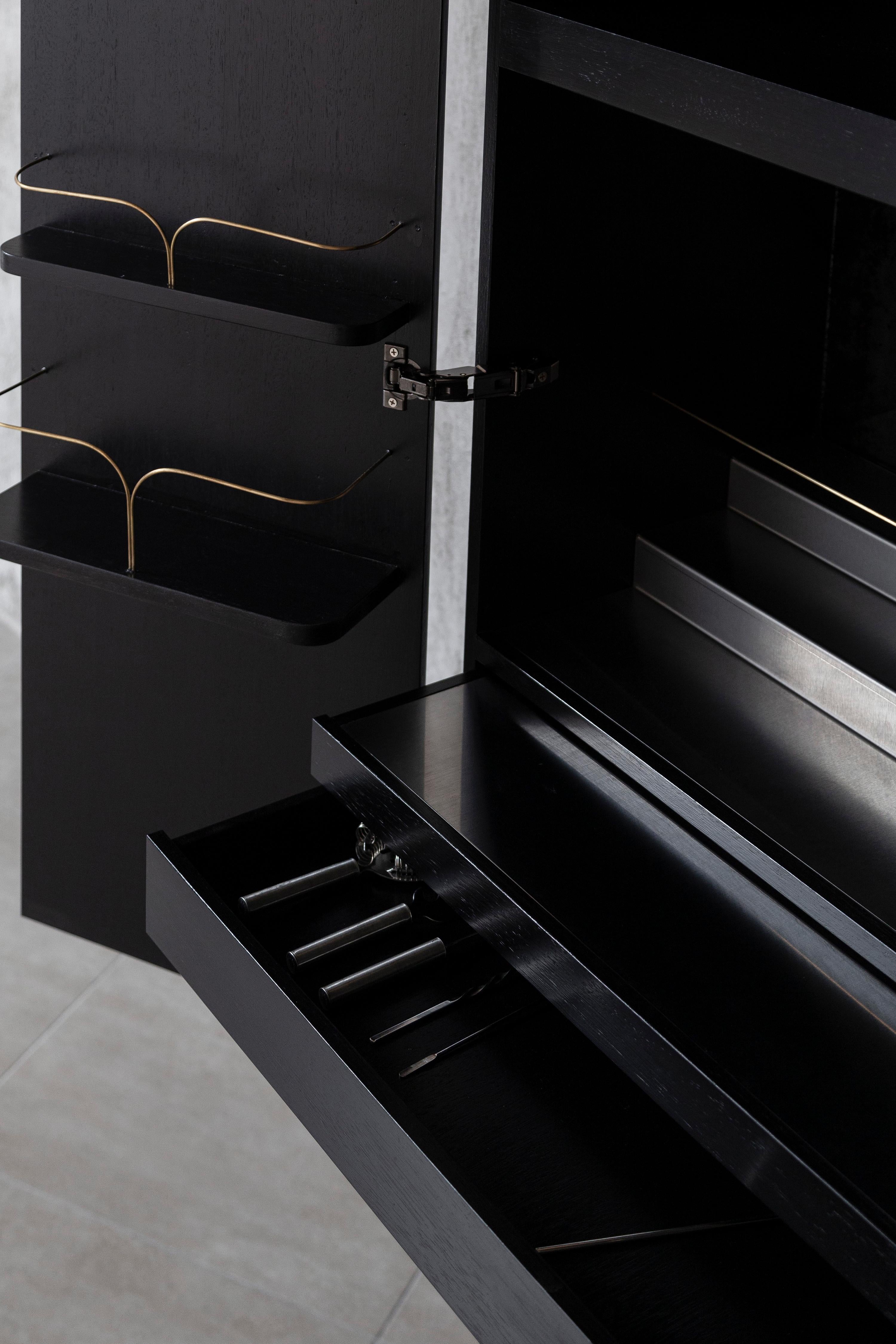 Mueble Bar Perfidia en Madera Maciza con Detalles en Bronce Fundido by Estudio Andean Espejo en venta