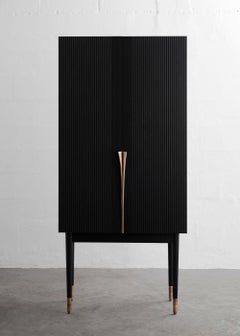 PERFIDIA_01 Barschrank aus Massivholz und Gussbronze-Details von ANDEAN