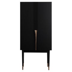 PERFIDIA_01 Barschrank aus Massivholz und Gussbronze-Details von ANDEAN