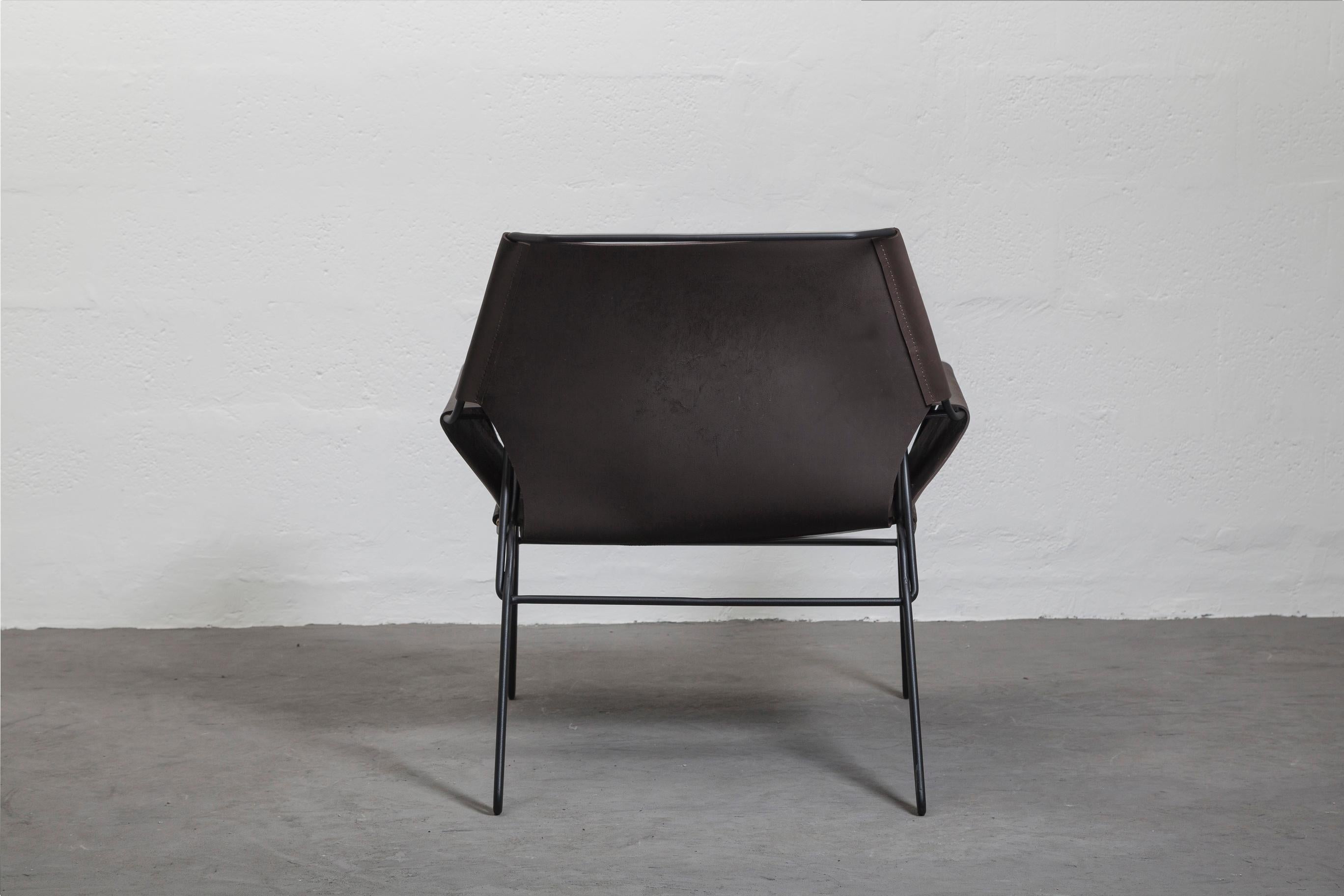PERFIDIA_02 Olivo: dicker Leder-Sling-Loungesessel aus schwarzem Stahl von ANDEAN (21. Jahrhundert und zeitgenössisch) im Angebot