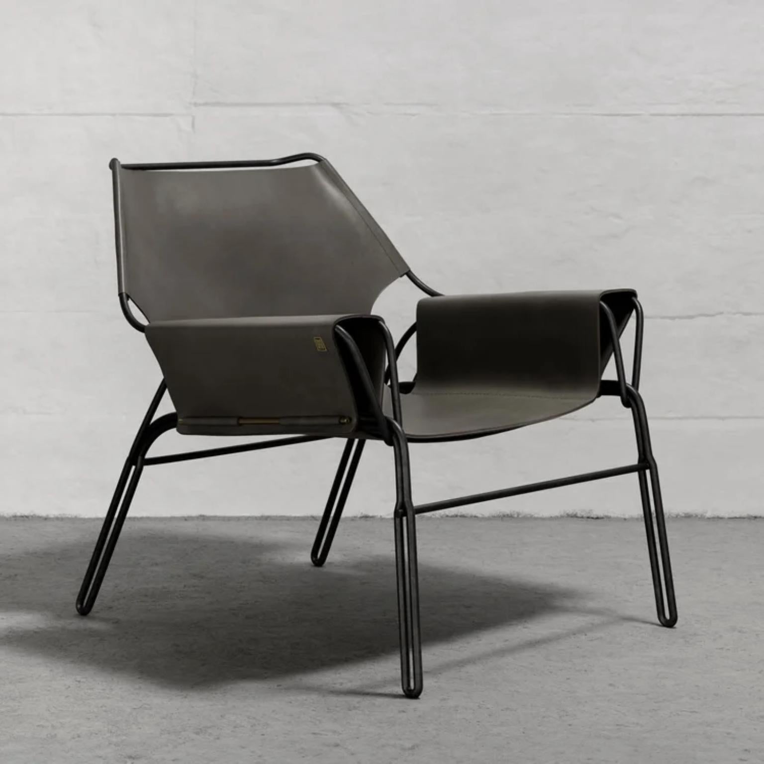 Chaise longue en cuir épais Perfidio Olivo en acier noir par Estudio Andean
Dimensions : D 75 x L 75,5 x H 79 cm. SH : 40 cm.
MATERIAL : Acier, bronze et cuir.

Chaise longue composée d'une structure en tiges d'acier finition noire, d'une assise en