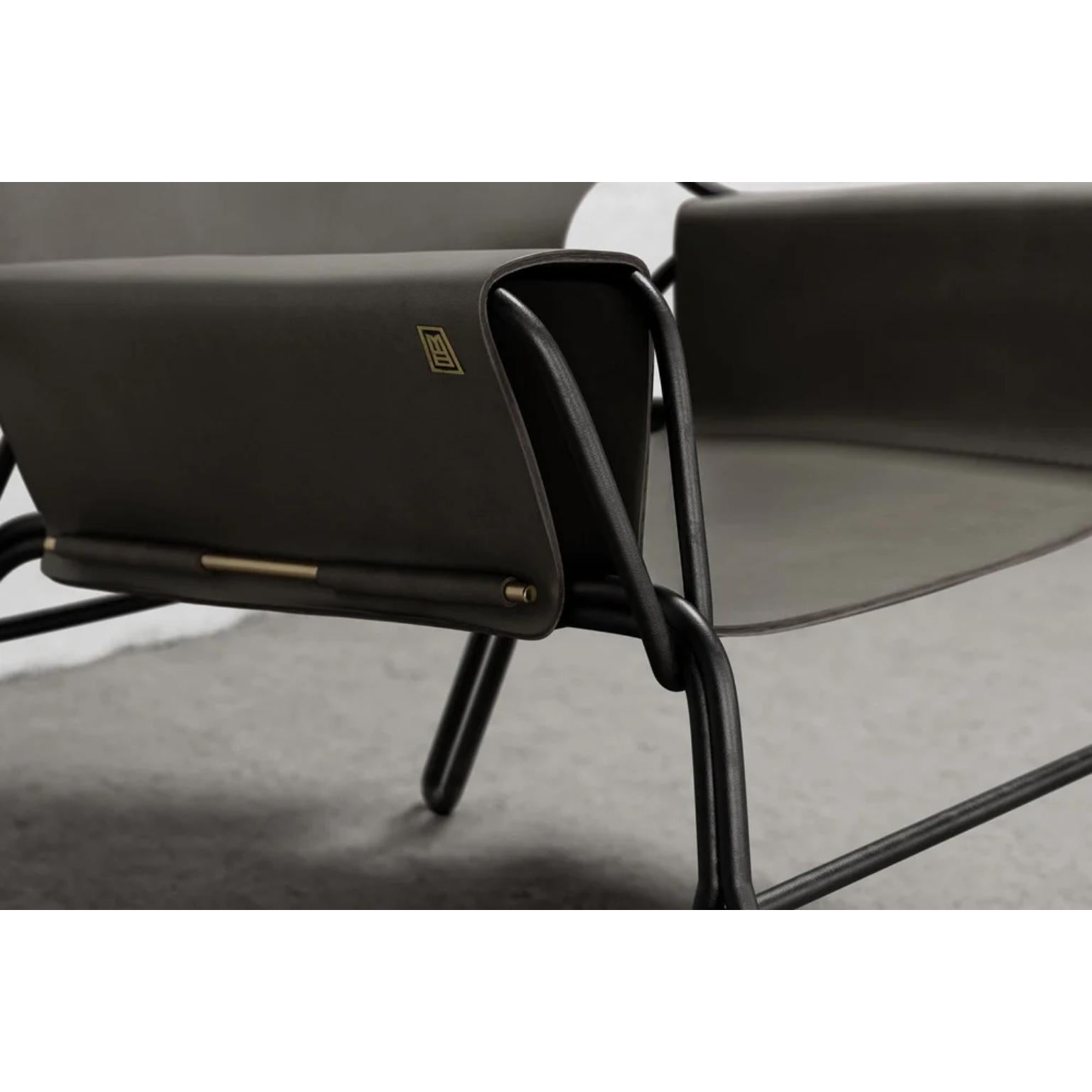 Postmoderne Chaise longue en cuir épais Perfidio Olivo en acier noir par Estudio Andean en vente