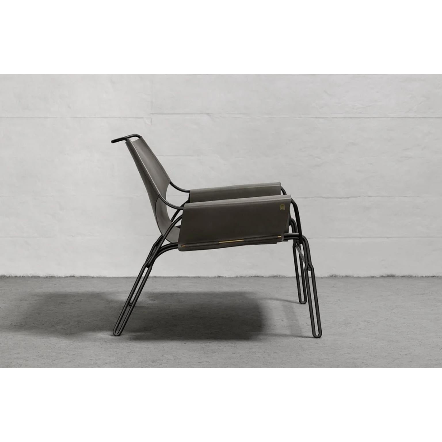 Équatorien Chaise longue en cuir épais Perfidio Olivo en acier noir par Estudio Andean en vente