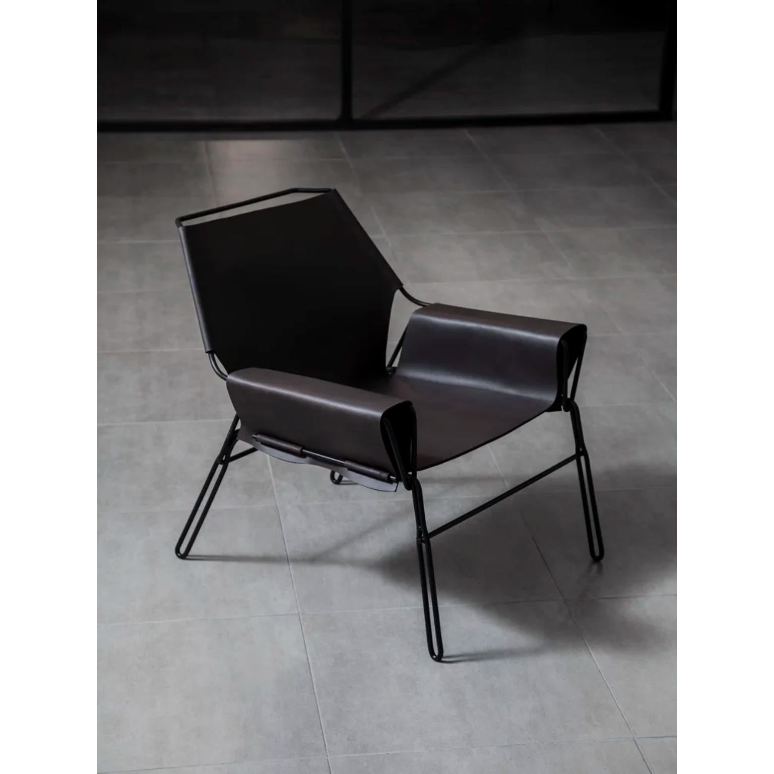 XXIe siècle et contemporain Chaise longue en cuir épais Perfidio Olivo en acier noir par Estudio Andean en vente