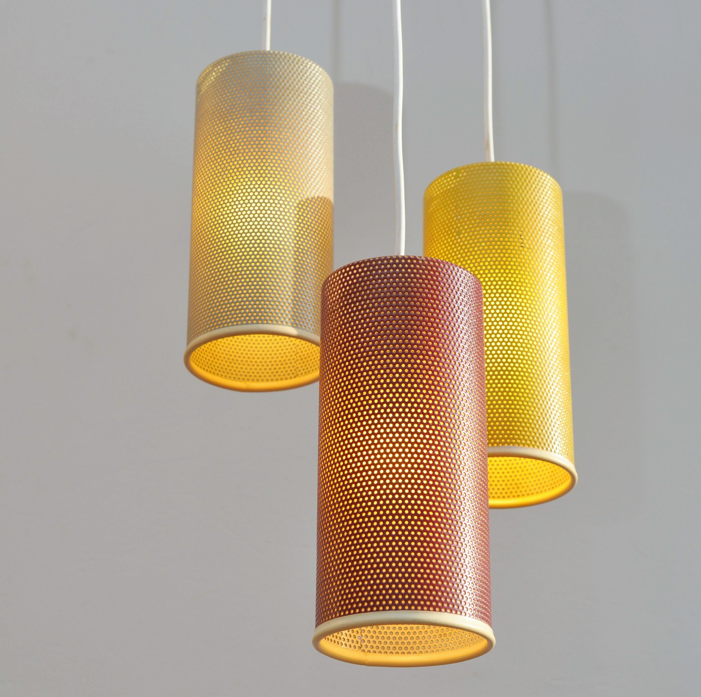 Rara lampada a sospensione Perfolux disegnata da Niek Hiemstra presso Hiemstra Evolux intorno al 1955. Il paralume perforato crea un effetto di luce molto piacevole. Hiemstra Evolux brevettò le lampade Perfolux negli anni Cinquanta. Il nome Perfolux