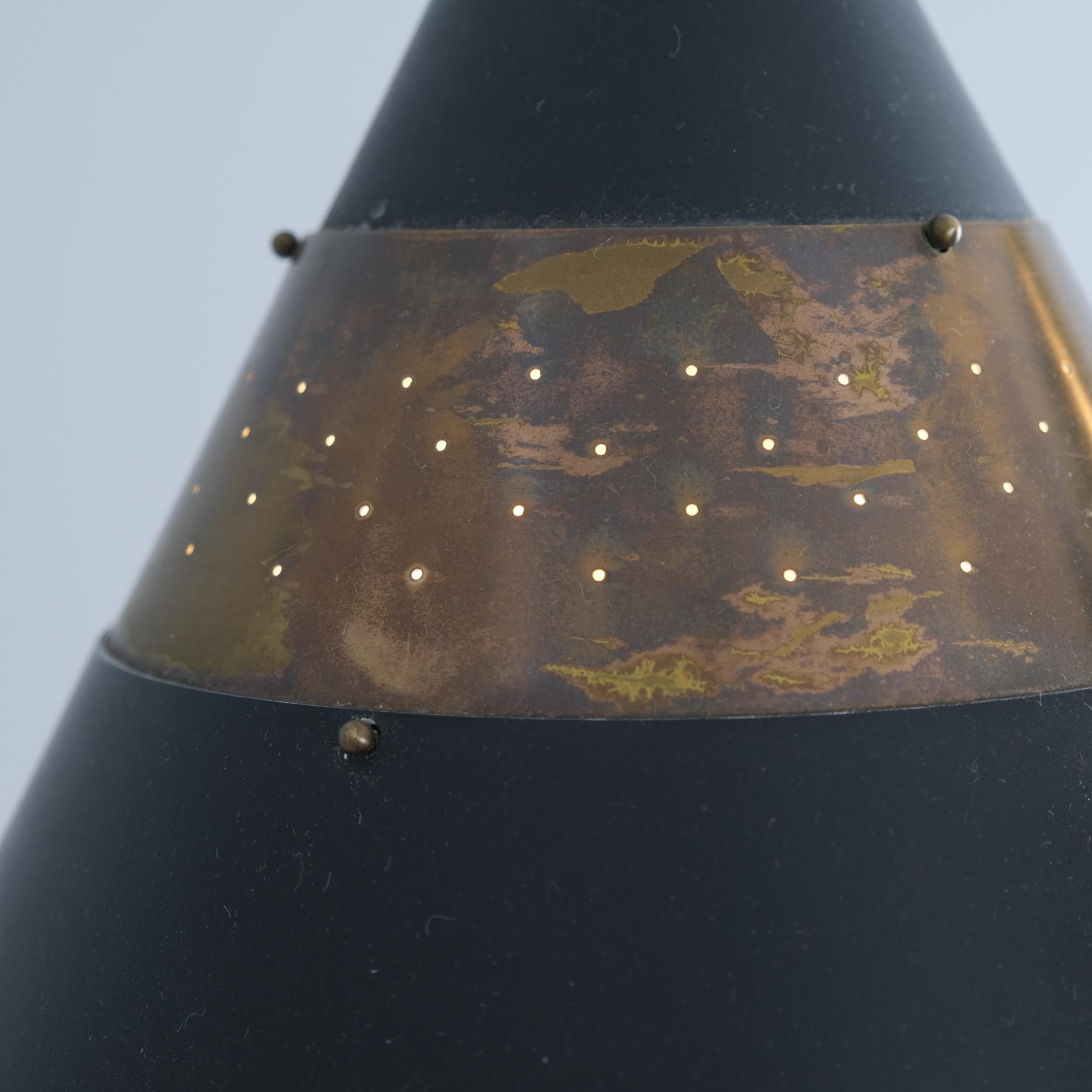 Métal Pendentif perforé en noir et laiton, modèle 51184 par Maria Lindeman pour Idman, années 1950 en vente