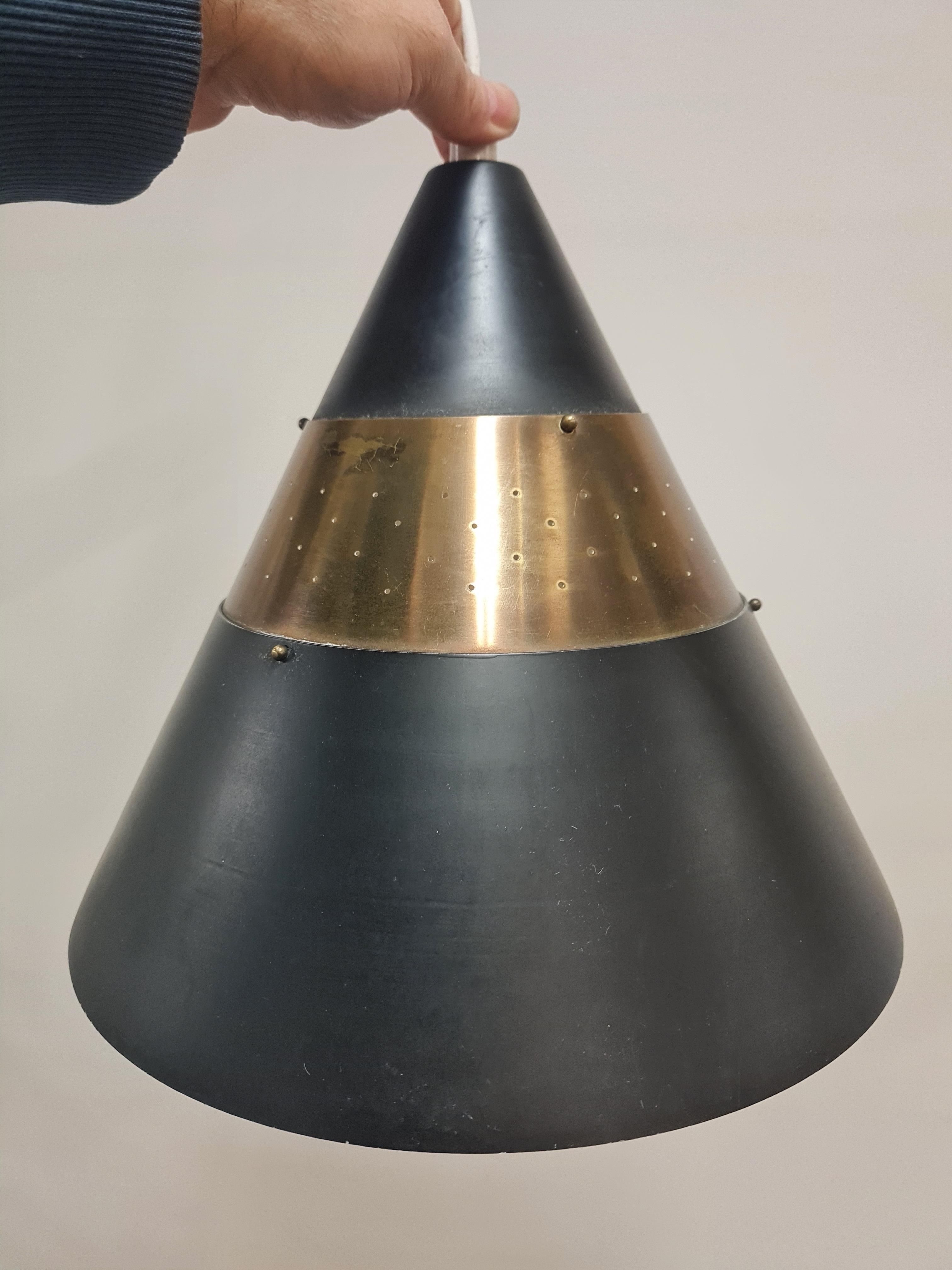 Metà XX secolo Ciondolo in ottone e nero traforato Modello 51184 di Maria Lindeman per Idman, anni '50 in vendita