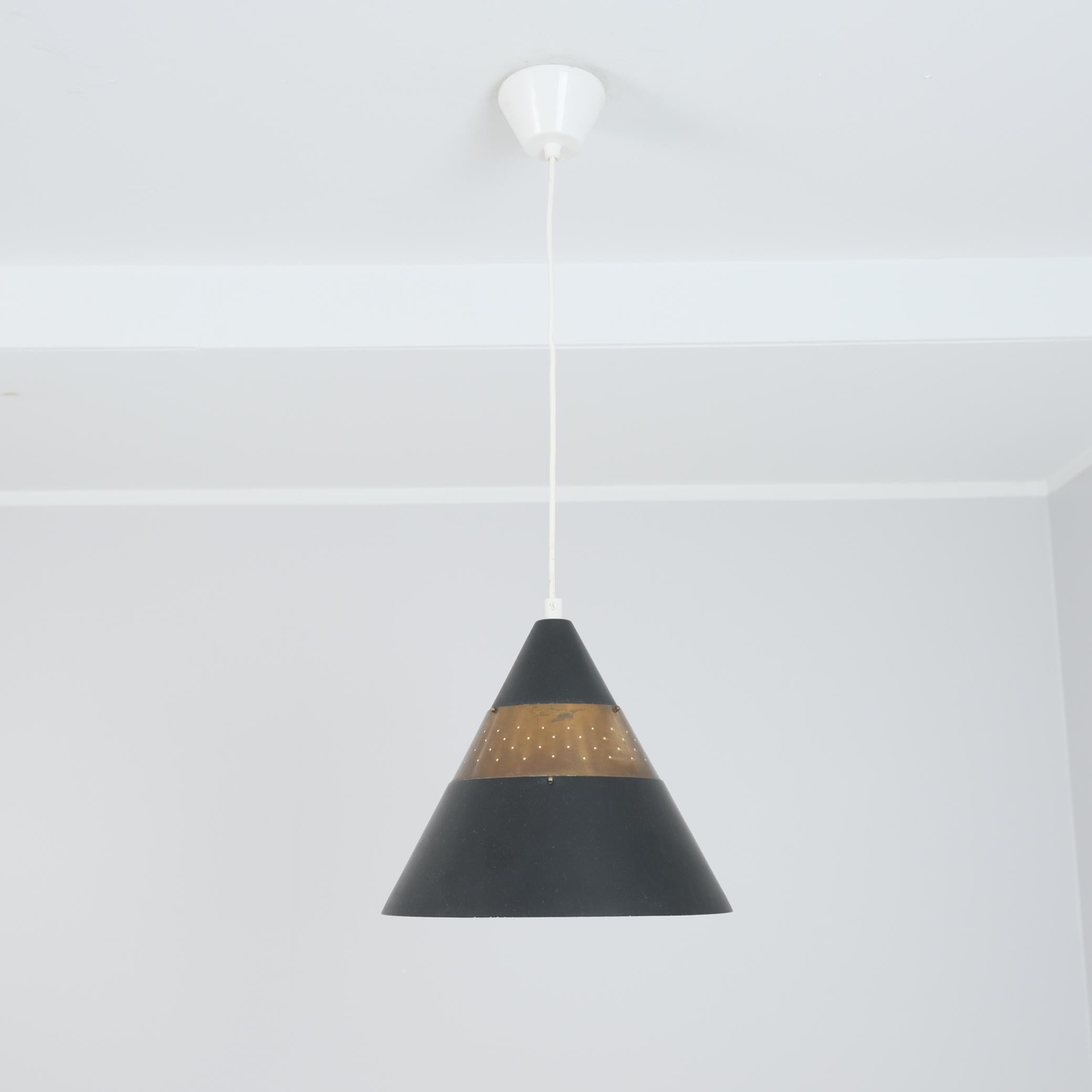 Scandinave moderne Pendentif perforé en noir et laiton, modèle 51184 par Maria Lindeman pour Idman, années 1950 en vente