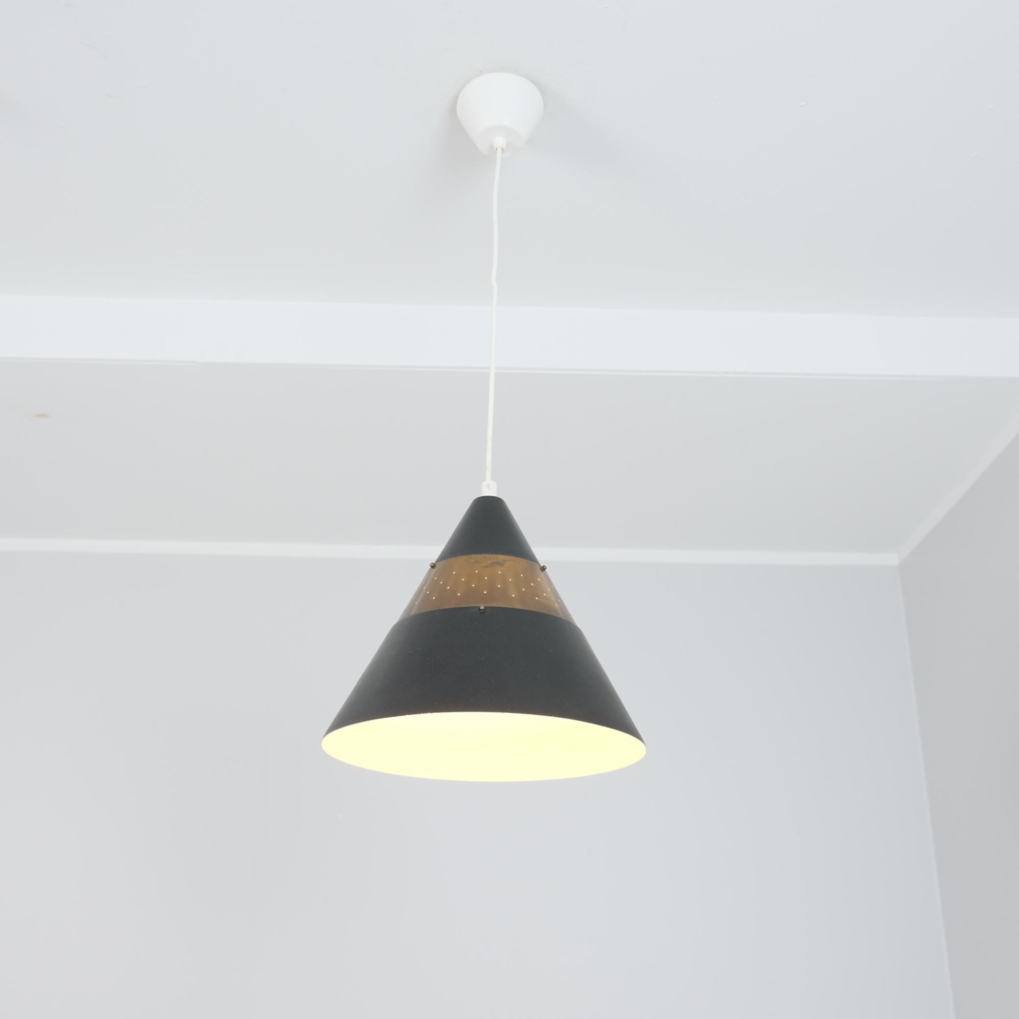 Finlandais Pendentif perforé en noir et laiton, modèle 51184 par Maria Lindeman pour Idman, années 1950 en vente