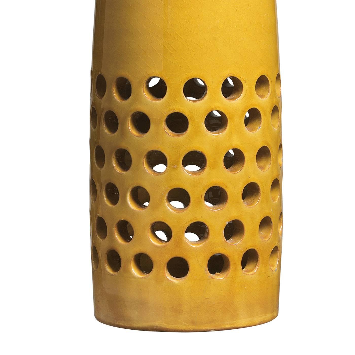 Italiano Vaso di lava nera perforata in vendita