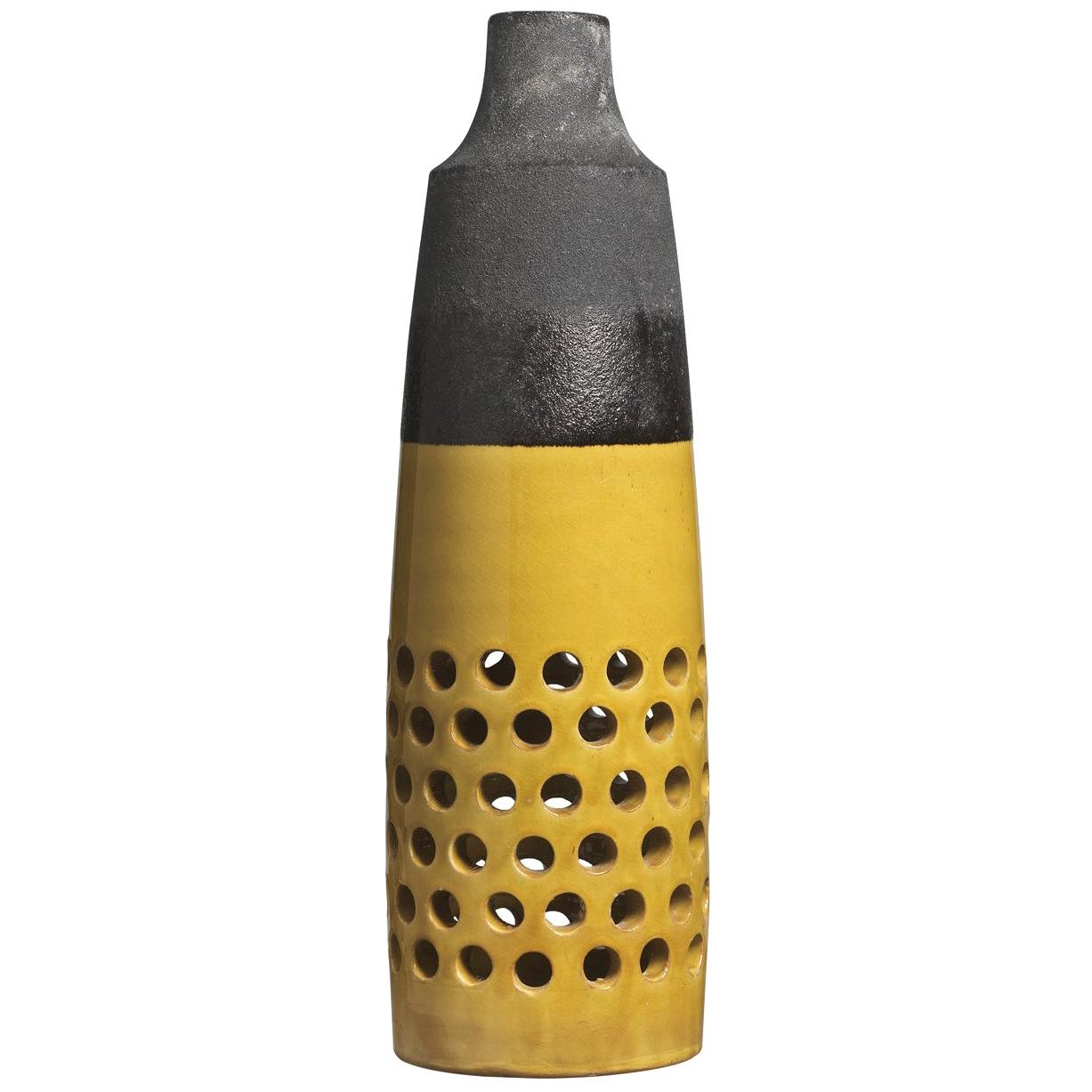 Schwarze Lava-Vase mit Perforation