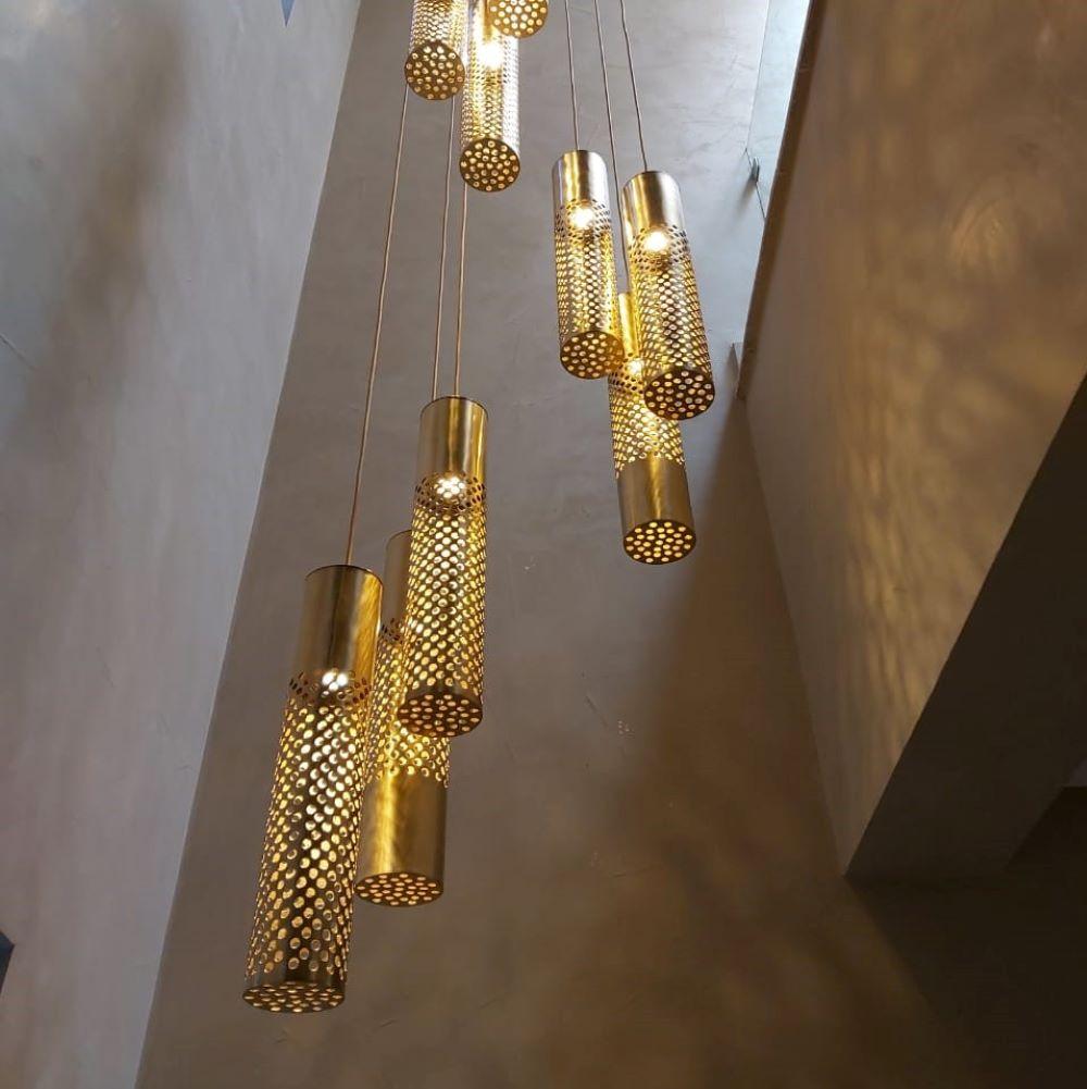 XXI secolo e contemporaneo Lampada a sospensione in ottone traforato e patinato - 6 elementi, coperchio singolo in vendita