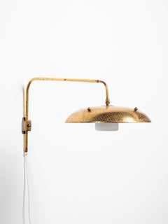 Pantalla de latón perforado y aplique de cristal opalino de Valinte Oy, Finlandia, años 50