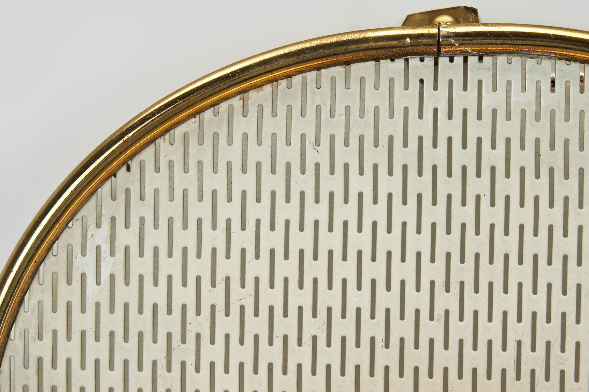 Lampe murale en laiton perforé avec plaque arrière en métal, Europe, milieu du 20e siècle en vente 4