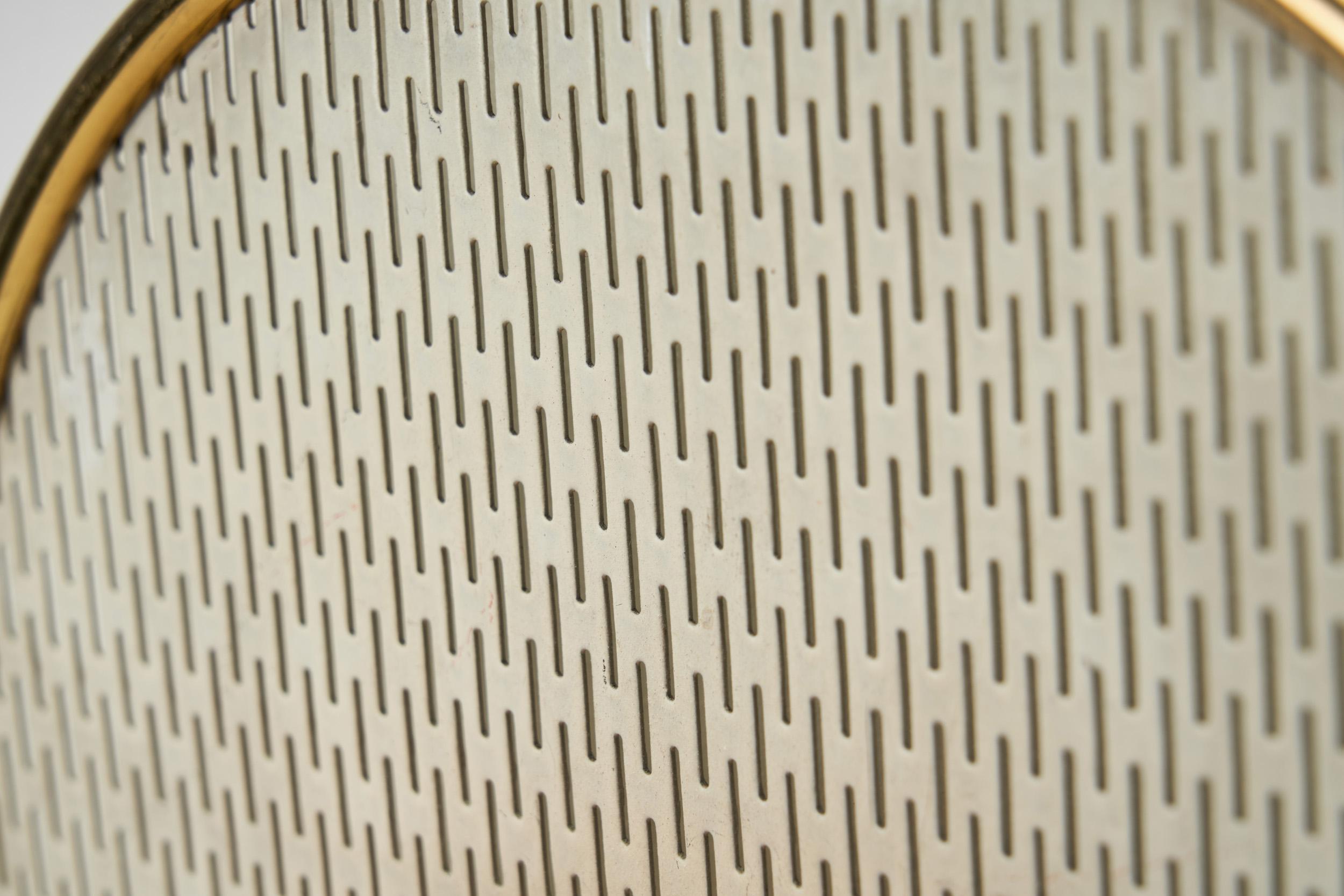 Lampe murale en laiton perforé avec plaque arrière en métal, Europe, milieu du 20e siècle en vente 5