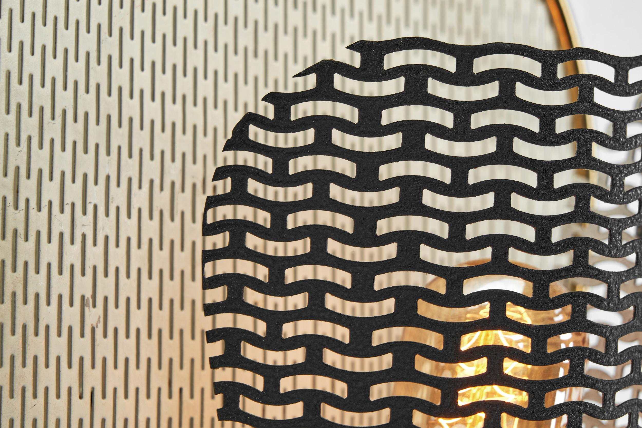 Lampe murale en laiton perforé avec plaque arrière en métal, Europe, milieu du 20e siècle en vente 6