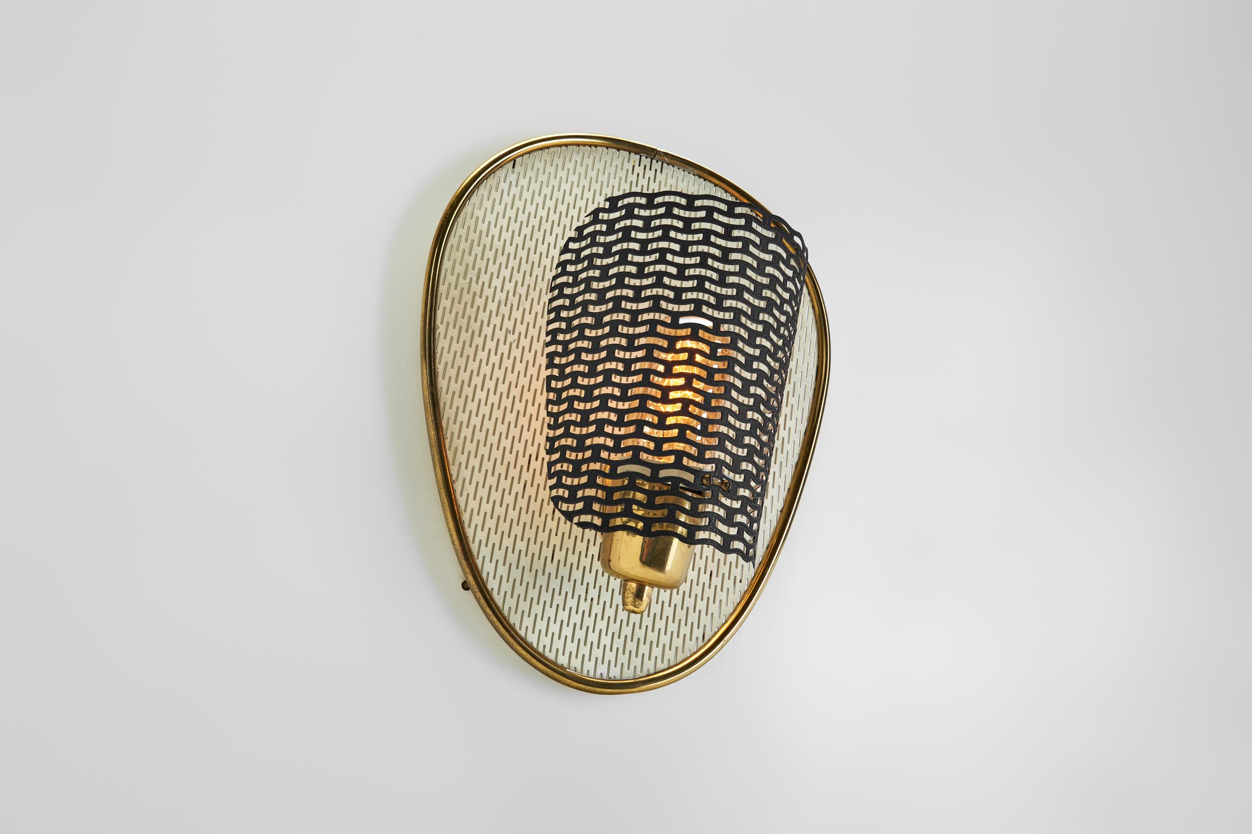 Lampe murale en laiton perforé avec plaque arrière en métal, Europe, milieu du 20e siècle en vente 9