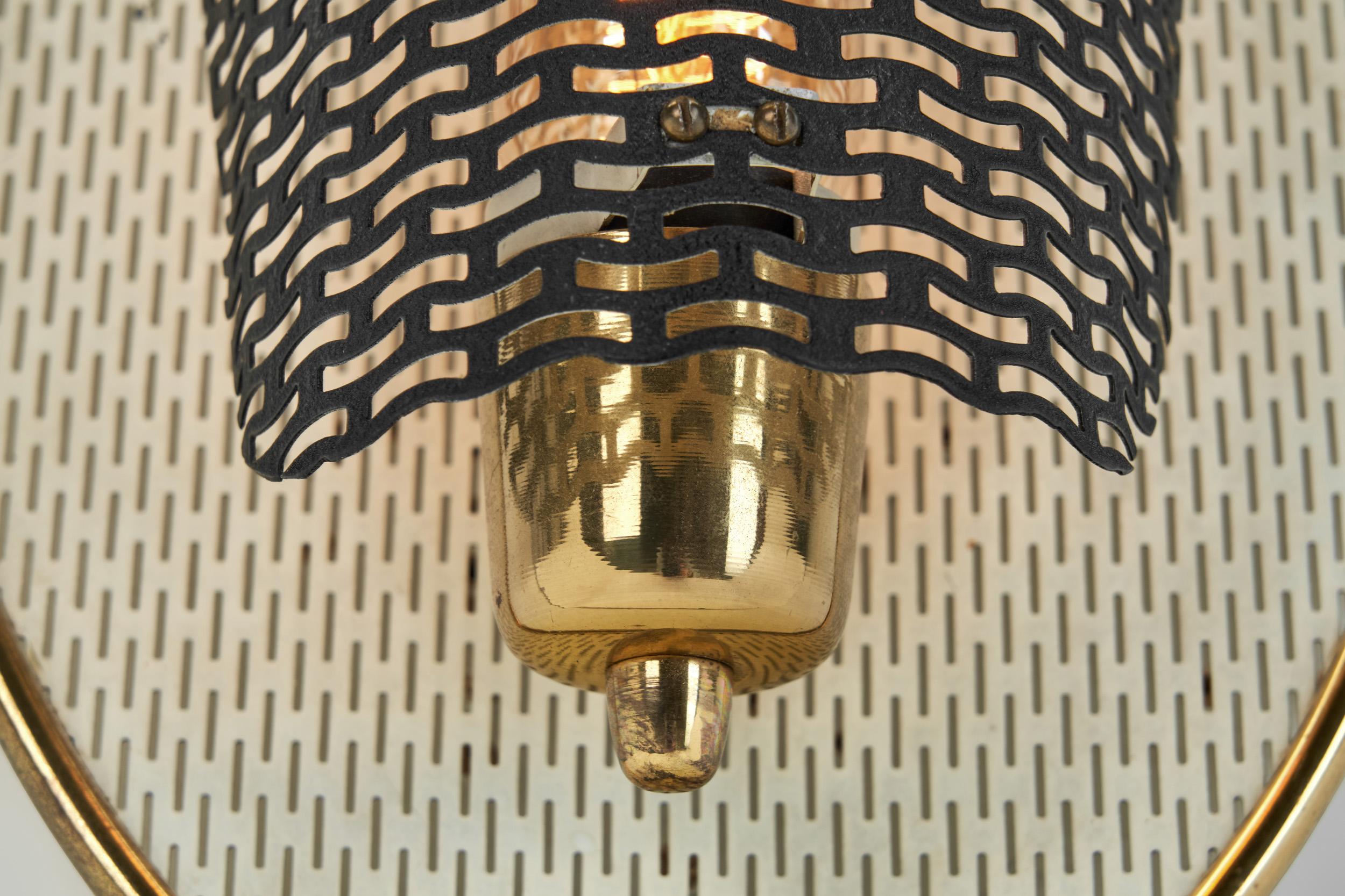 Lampe murale en laiton perforé avec plaque arrière en métal, Europe, milieu du 20e siècle en vente 10