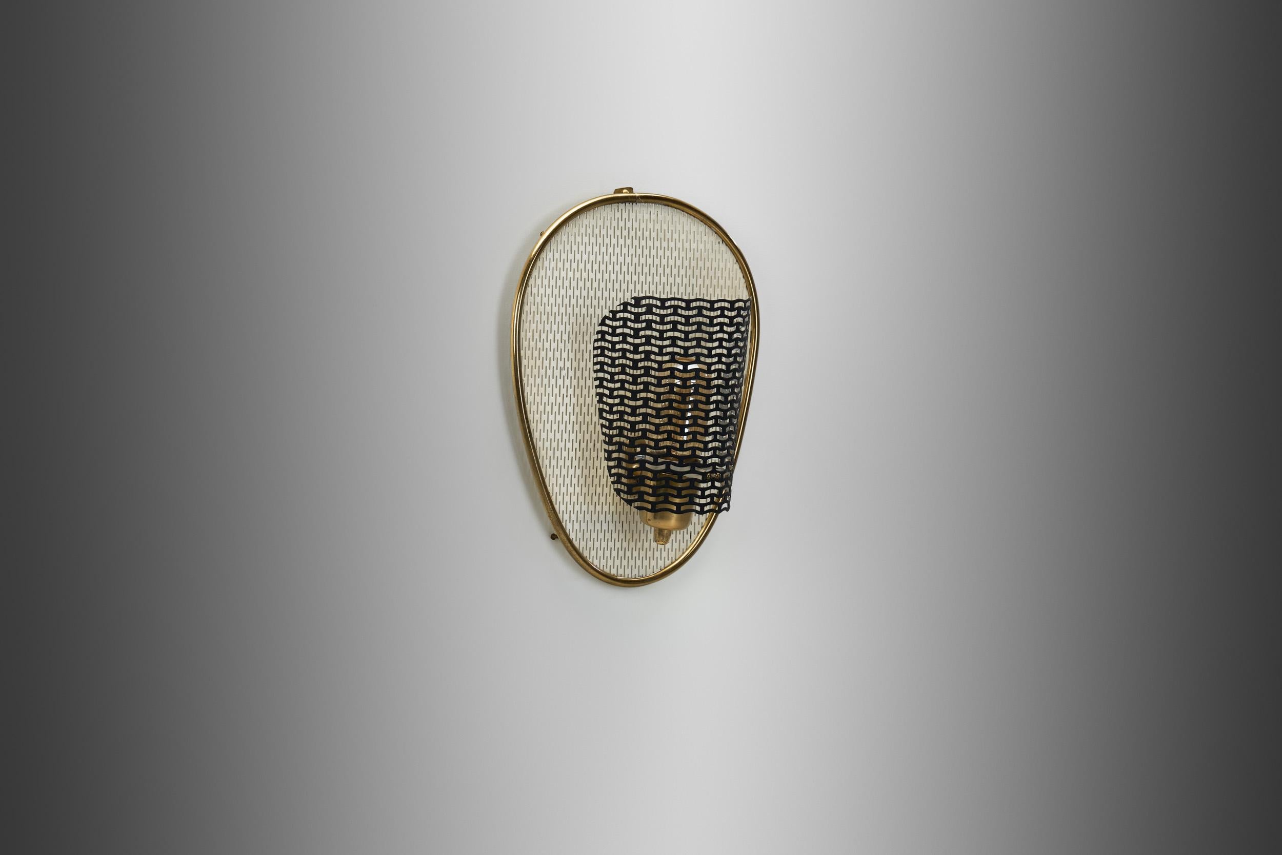 Mid-Century Modern Lampe murale en laiton perforé avec plaque arrière en métal, Europe, milieu du 20e siècle en vente