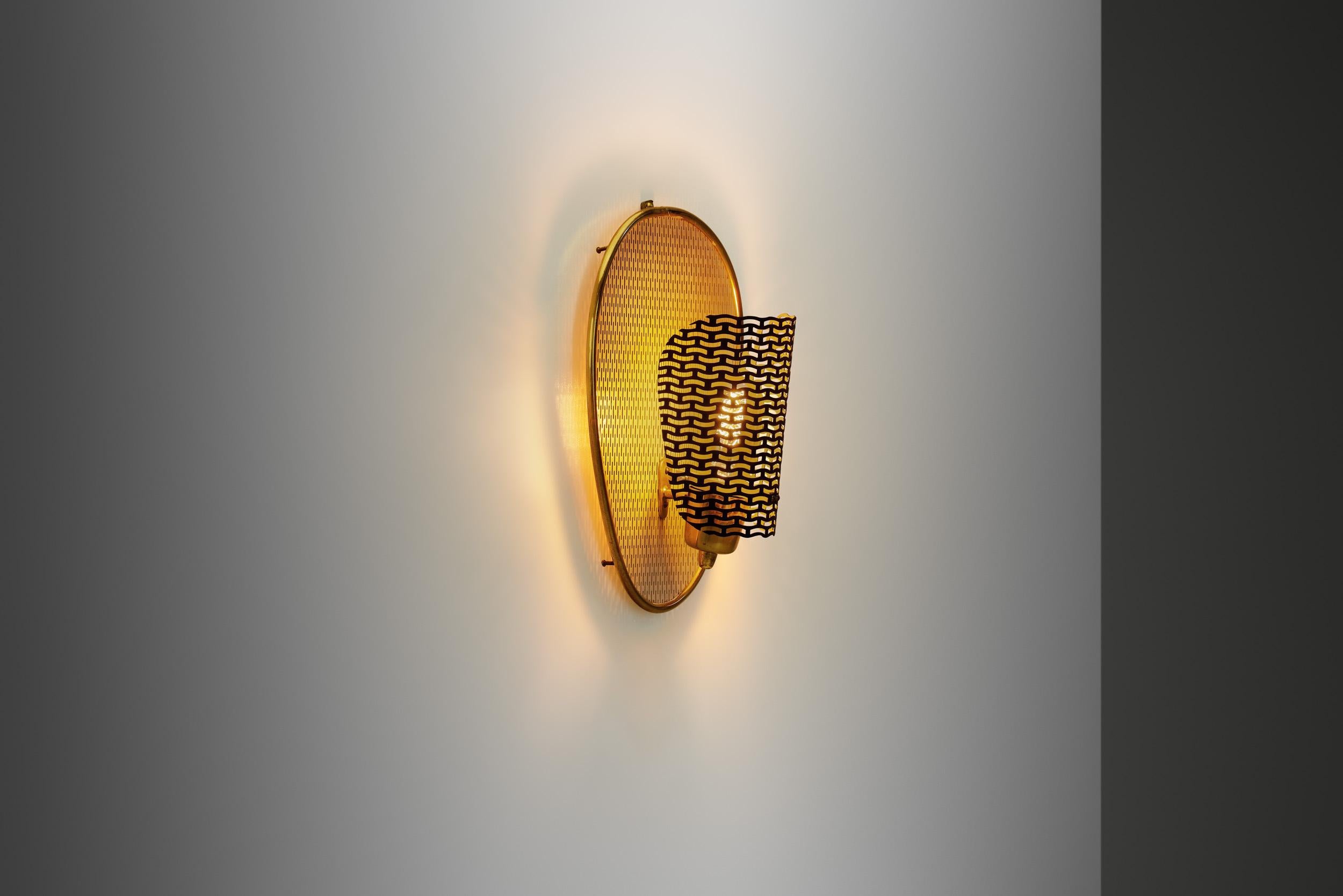 Européen Lampe murale en laiton perforé avec plaque arrière en métal, Europe, milieu du 20e siècle en vente