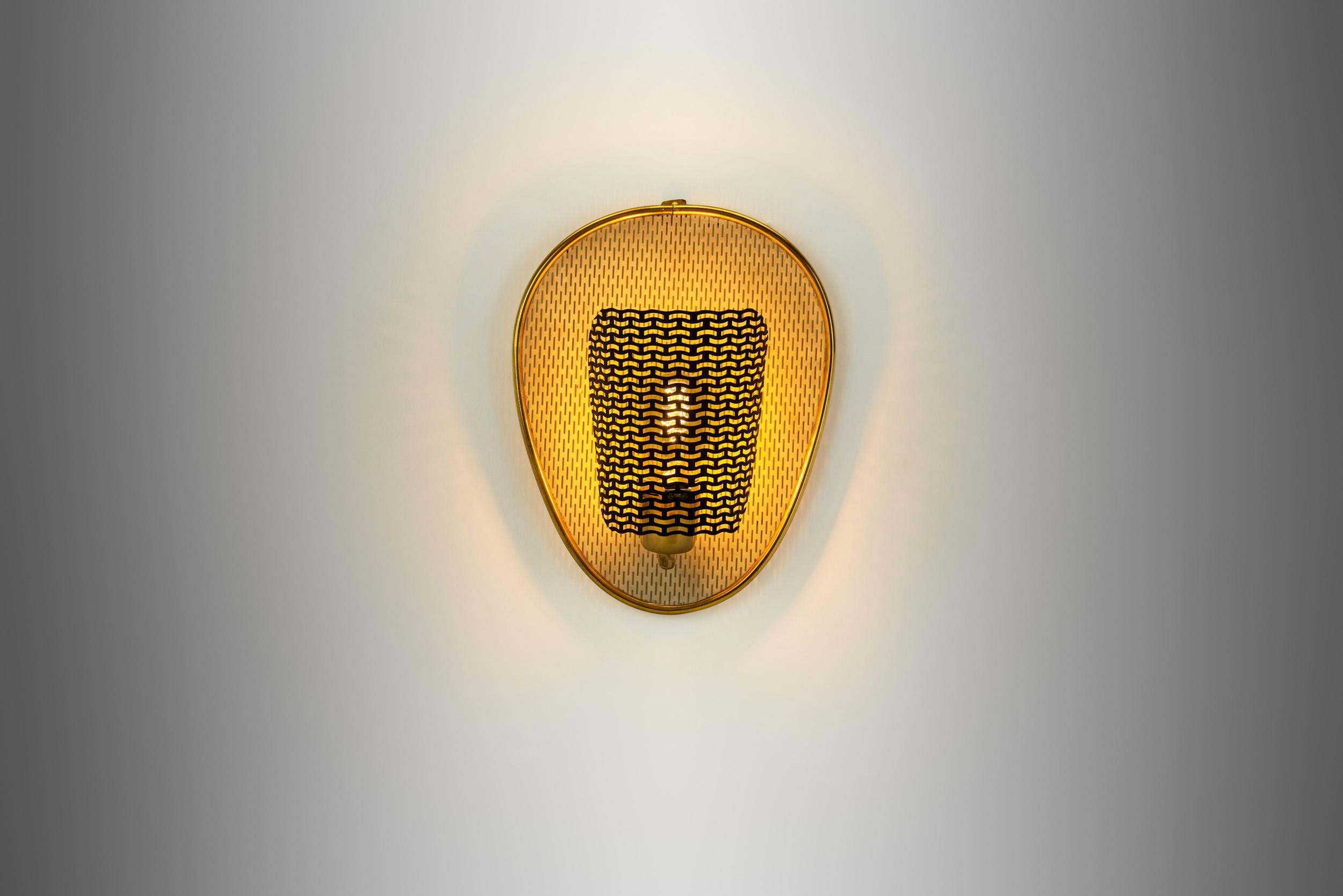 20ième siècle Lampe murale en laiton perforé avec plaque arrière en métal, Europe, milieu du 20e siècle en vente