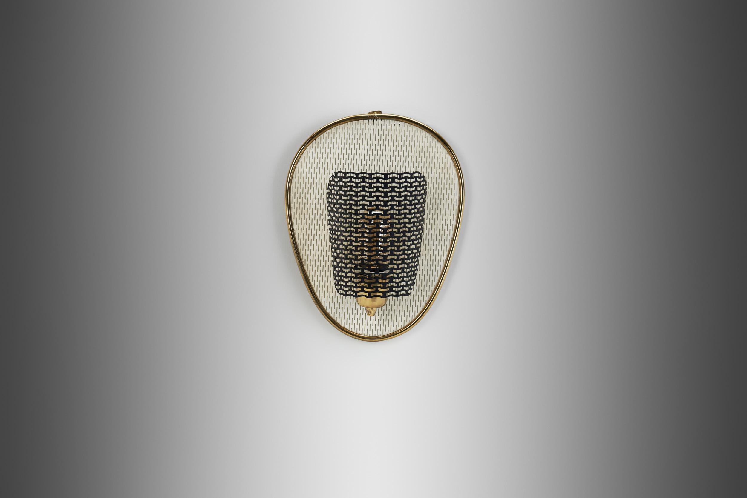 Métal Lampe murale en laiton perforé avec plaque arrière en métal, Europe, milieu du 20e siècle en vente