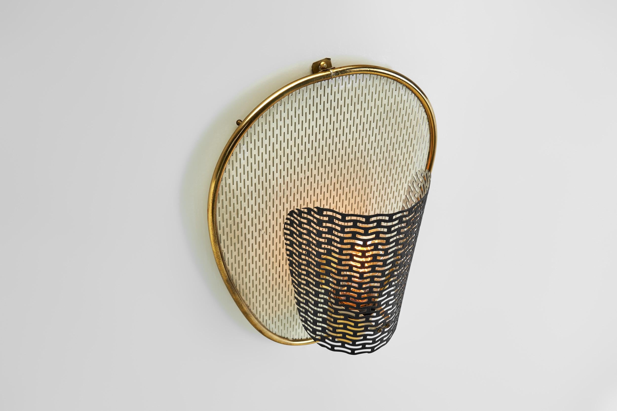 Lampe murale en laiton perforé avec plaque arrière en métal, Europe, milieu du 20e siècle en vente 1