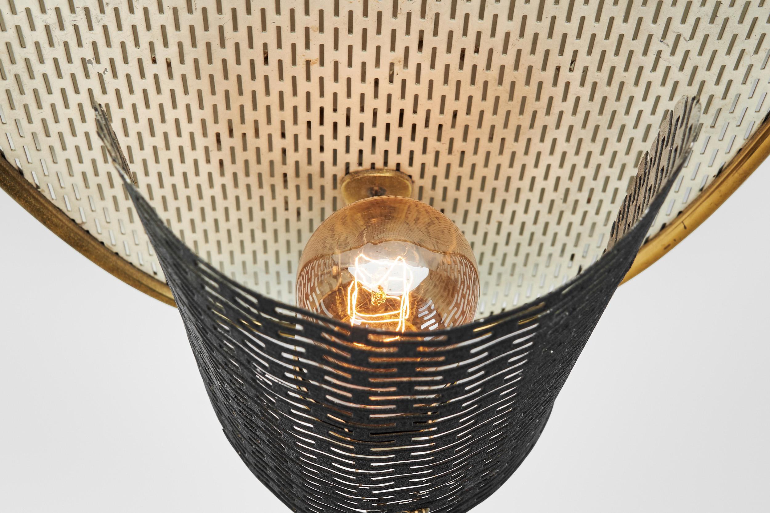 Lampe murale en laiton perforé avec plaque arrière en métal, Europe, milieu du 20e siècle en vente 2