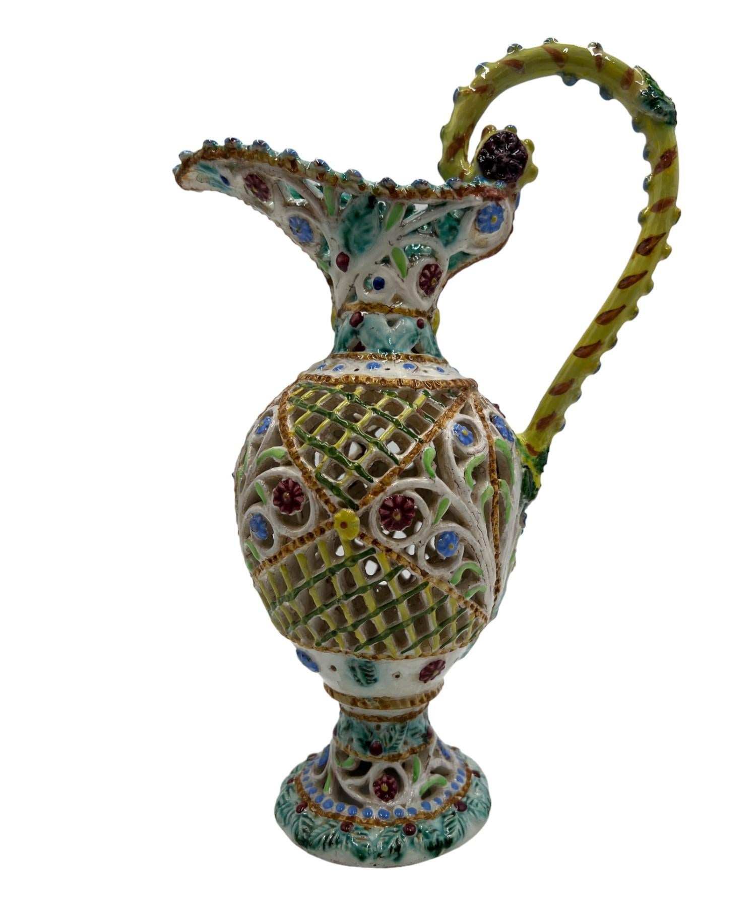 Un spécimen très rare d'une cruche en céramique perforée fabriquée par Giovanni Lapucci à Monte San Savino, situé dans la province d'Arezzo, en Italie. 
Le laboratoire de céramique Lapucci a été créé à Monte San Savino par Giovanni Lapucci en 1922.