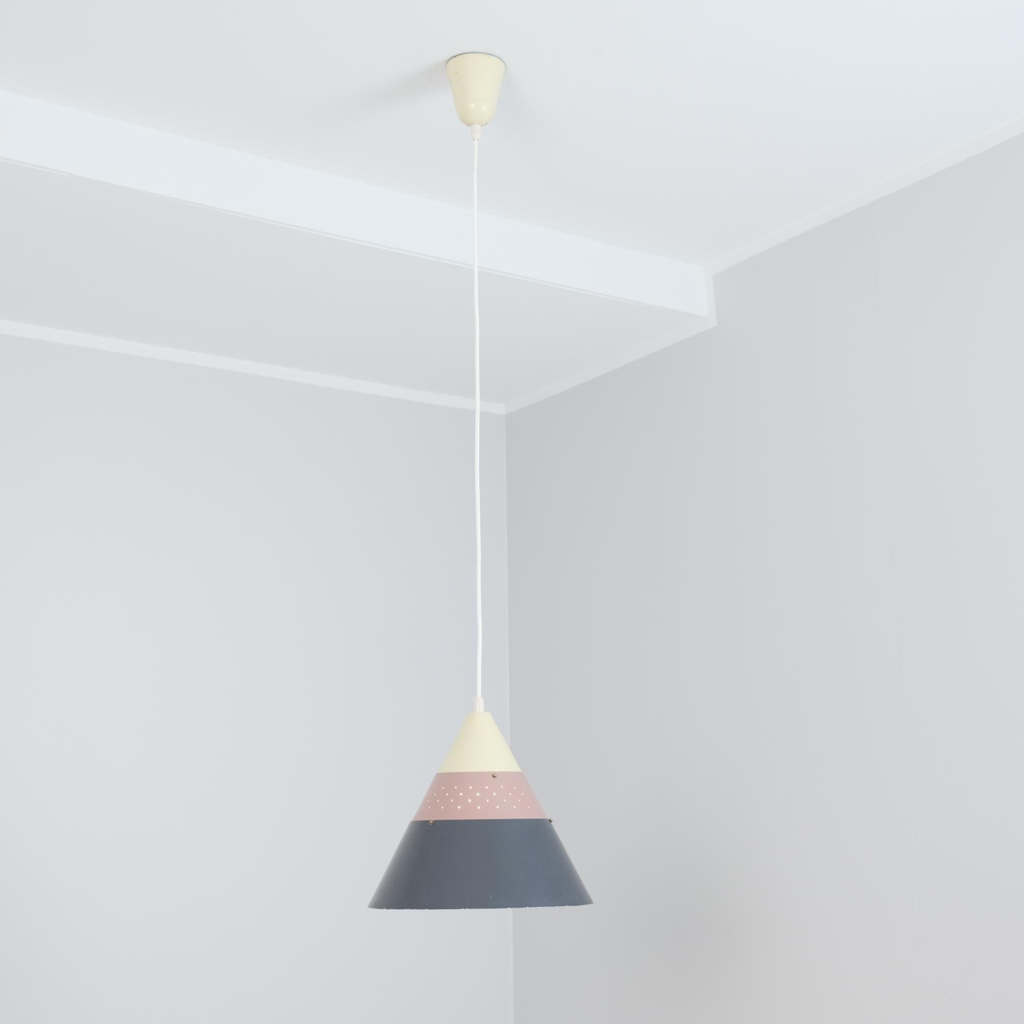 Ciondolo da soffitto a cono traforato Modello 51184 di Maria Lindeman per Idman, anni '50 In condizioni buone in vendita a Helsinki, FI